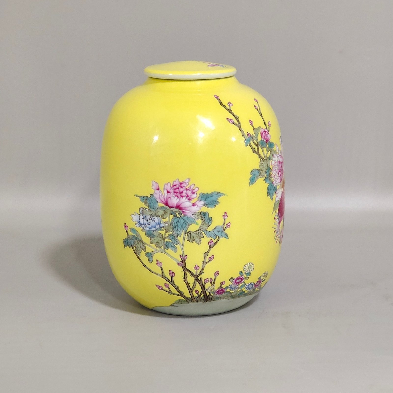 Qing Dynasty Yongzheng lemon yellow phoenix and peony tea can
