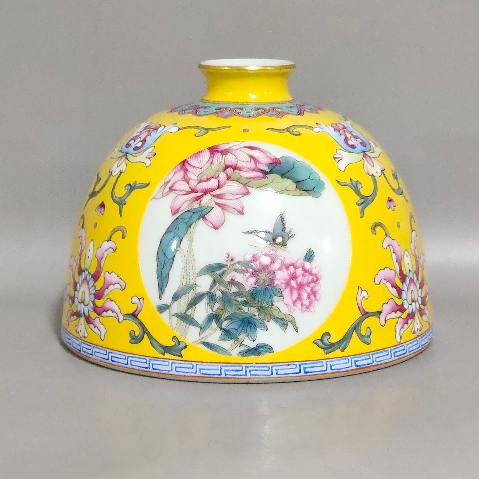 Qing Dynasty Yongzheng Lemon yellow window flower horseshoe statue