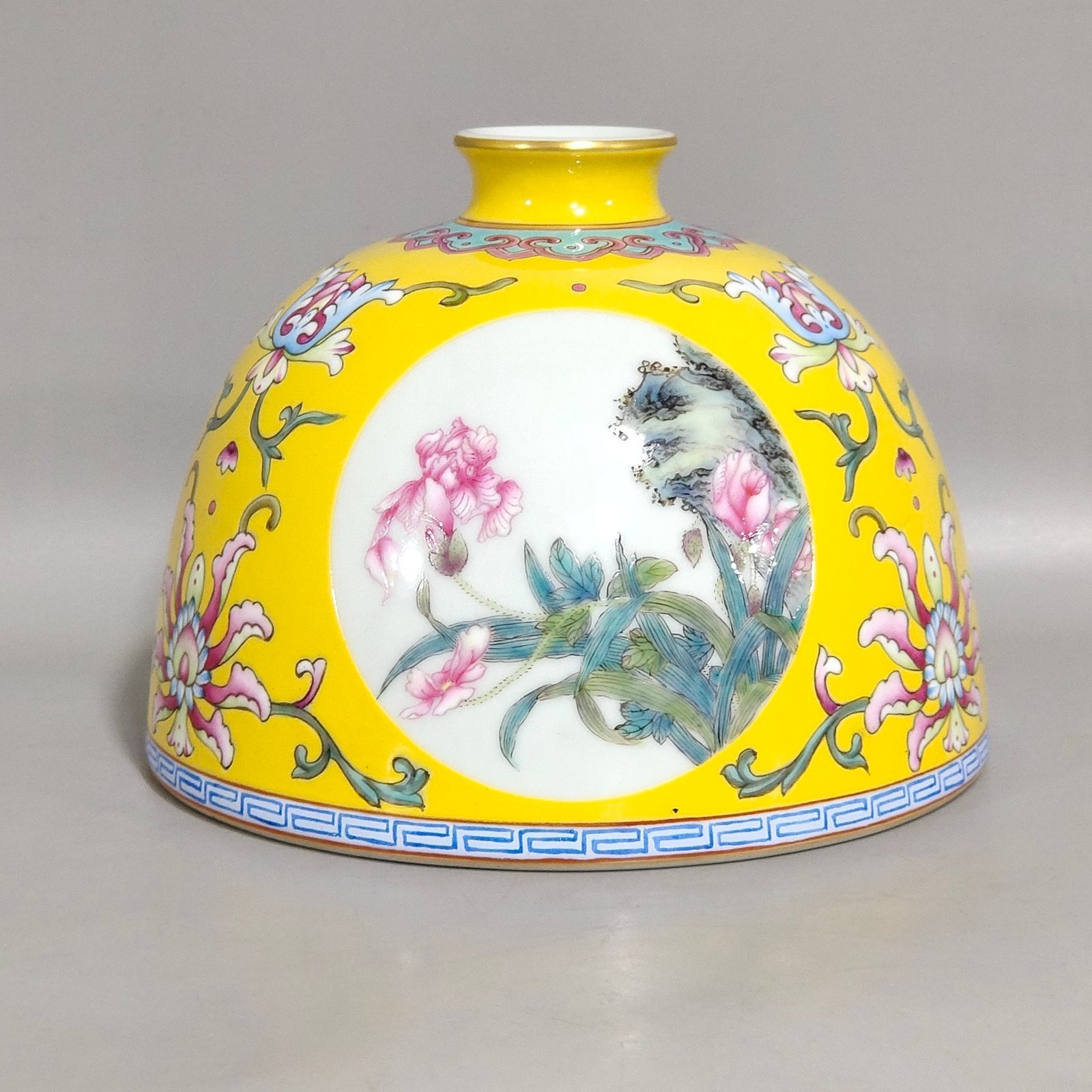 Qing Dynasty Yongzheng Lemon yellow window flower horseshoe statue