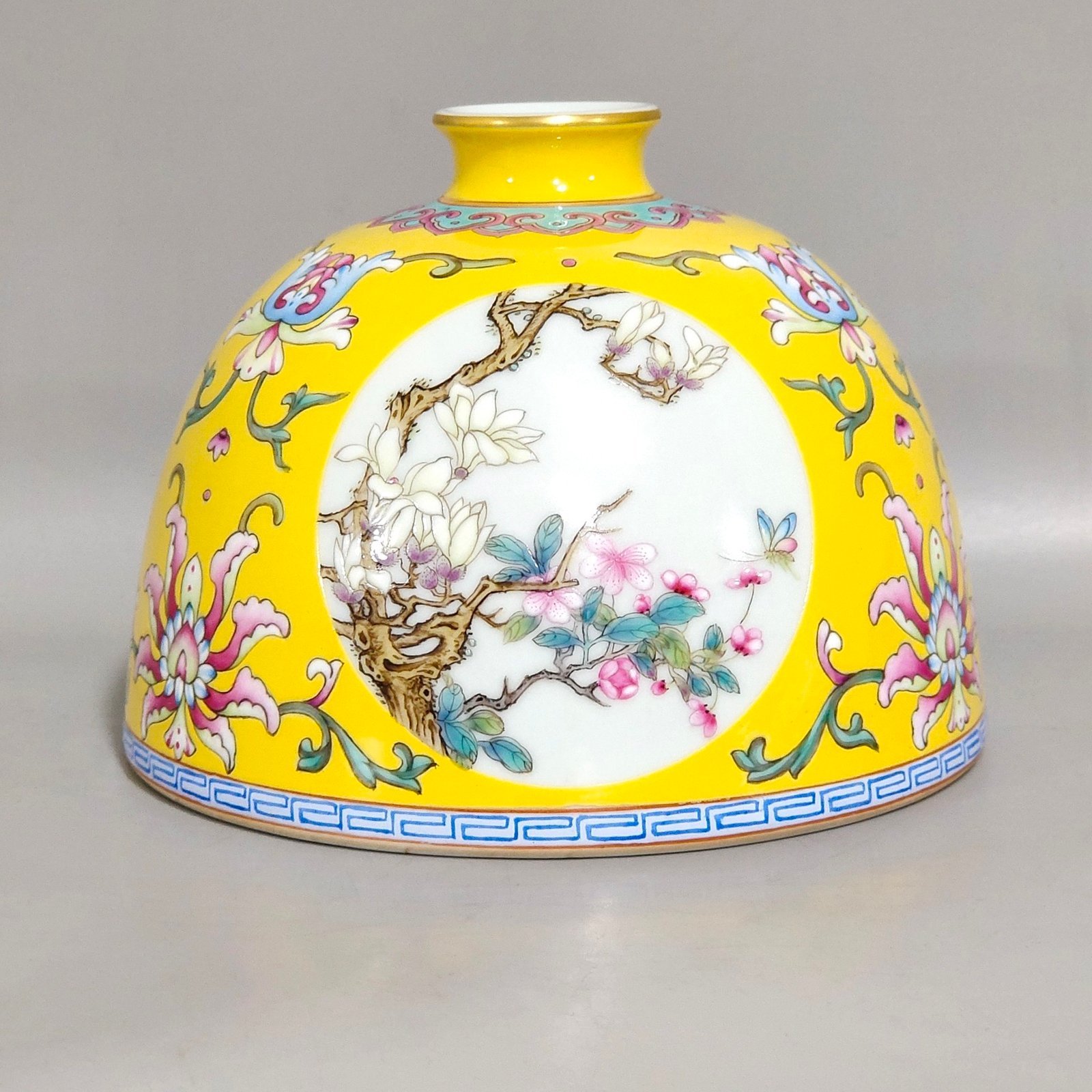 Qing Dynasty Yongzheng Lemon yellow window flower horseshoe statue