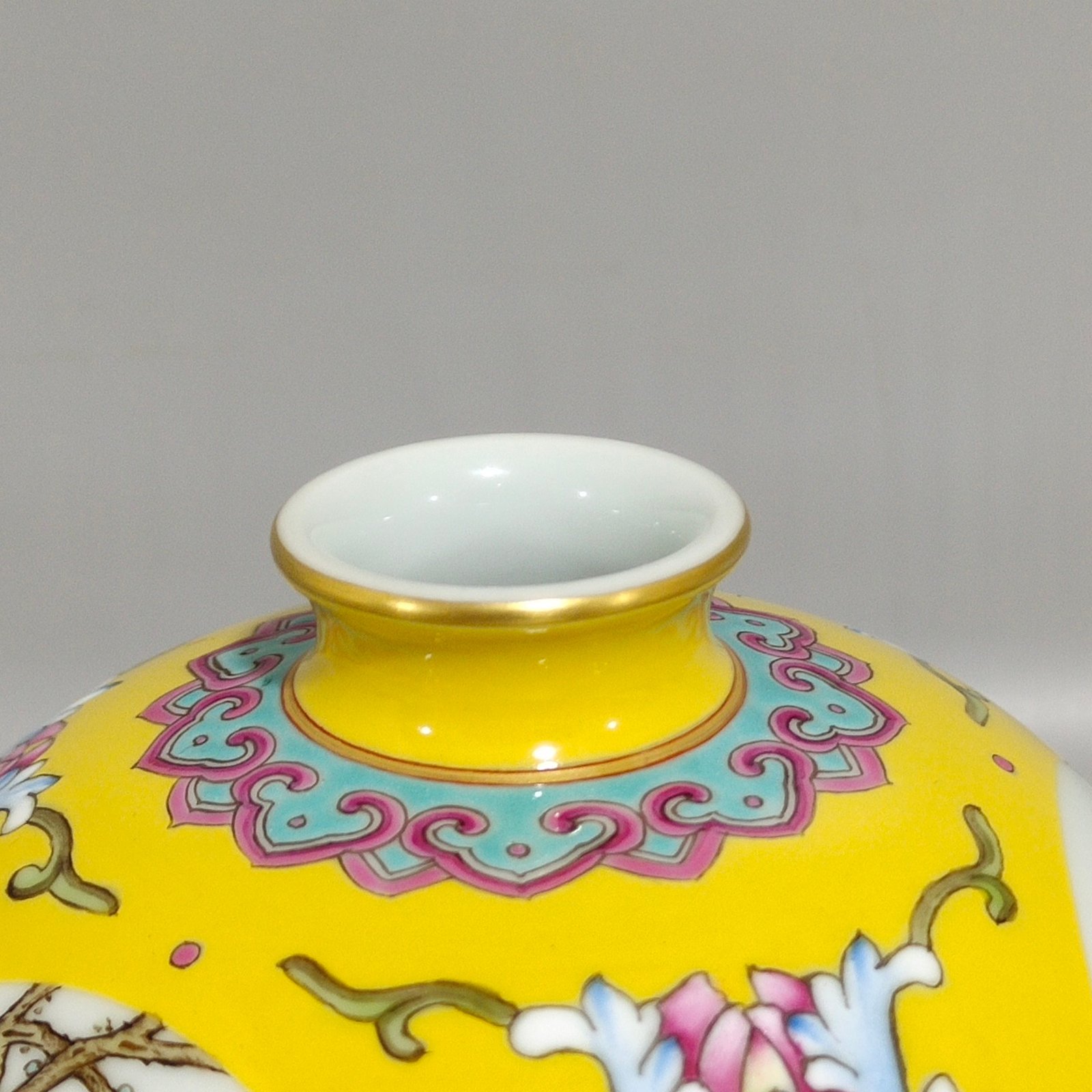 Qing Dynasty Yongzheng Lemon yellow window flower horseshoe statue