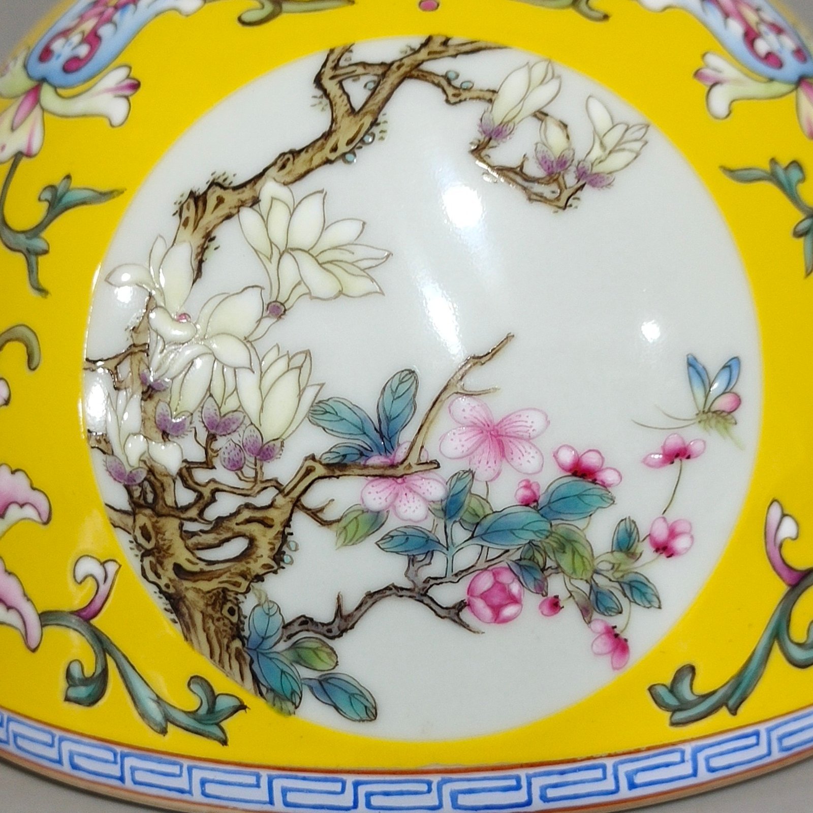 Qing Dynasty Yongzheng Lemon yellow window flower horseshoe statue