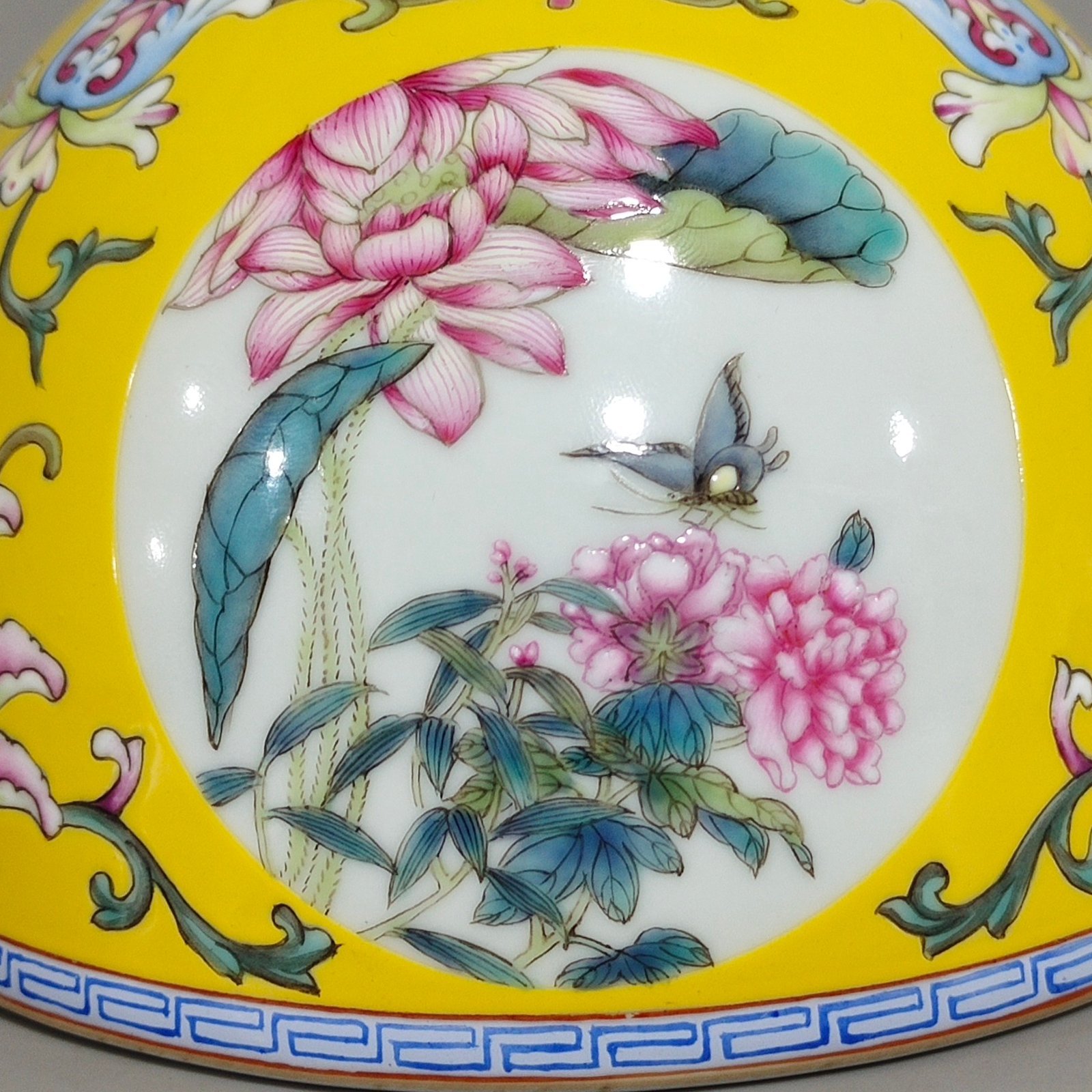 Qing Dynasty Yongzheng Lemon yellow window flower horseshoe statue