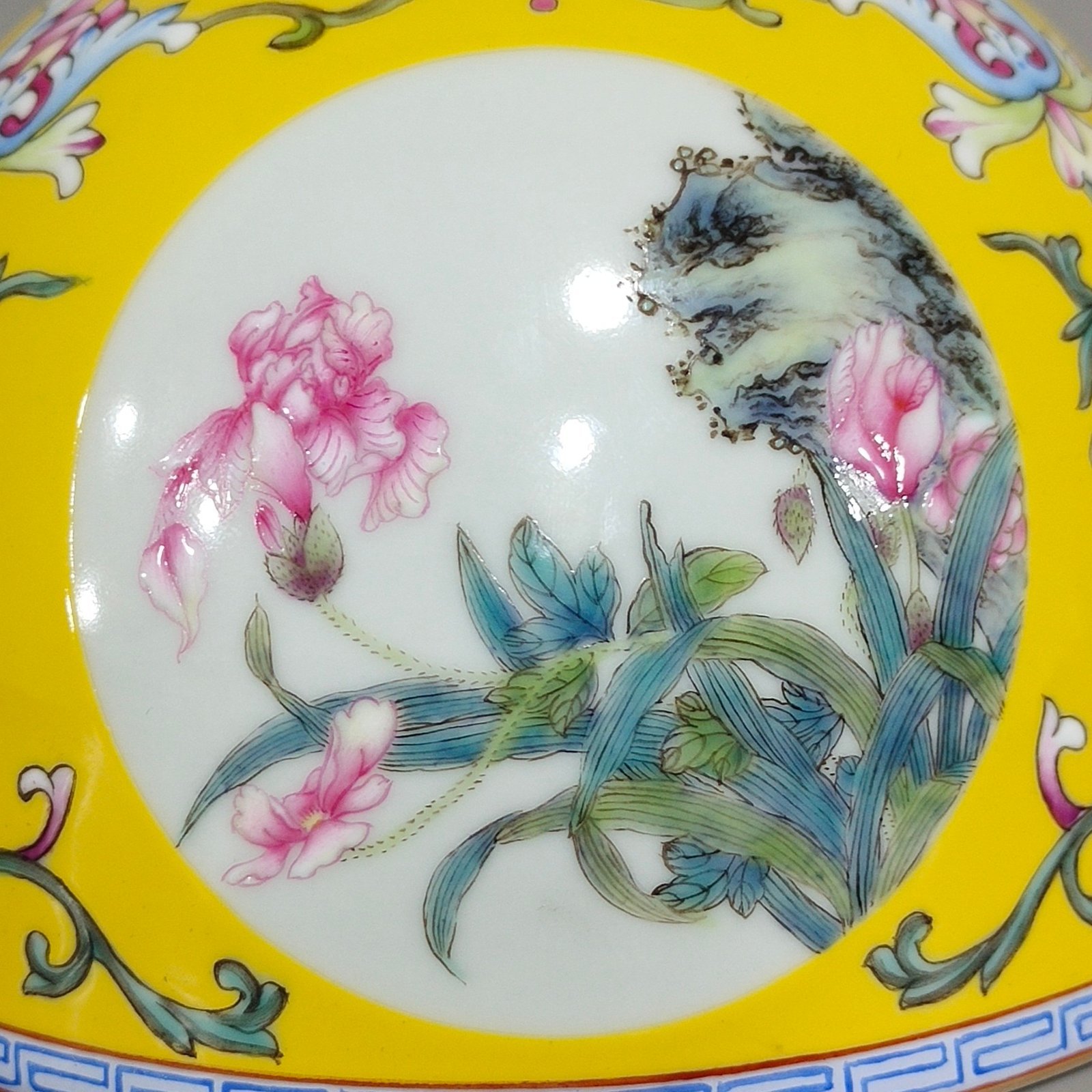 Qing Dynasty Yongzheng Lemon yellow window flower horseshoe statue