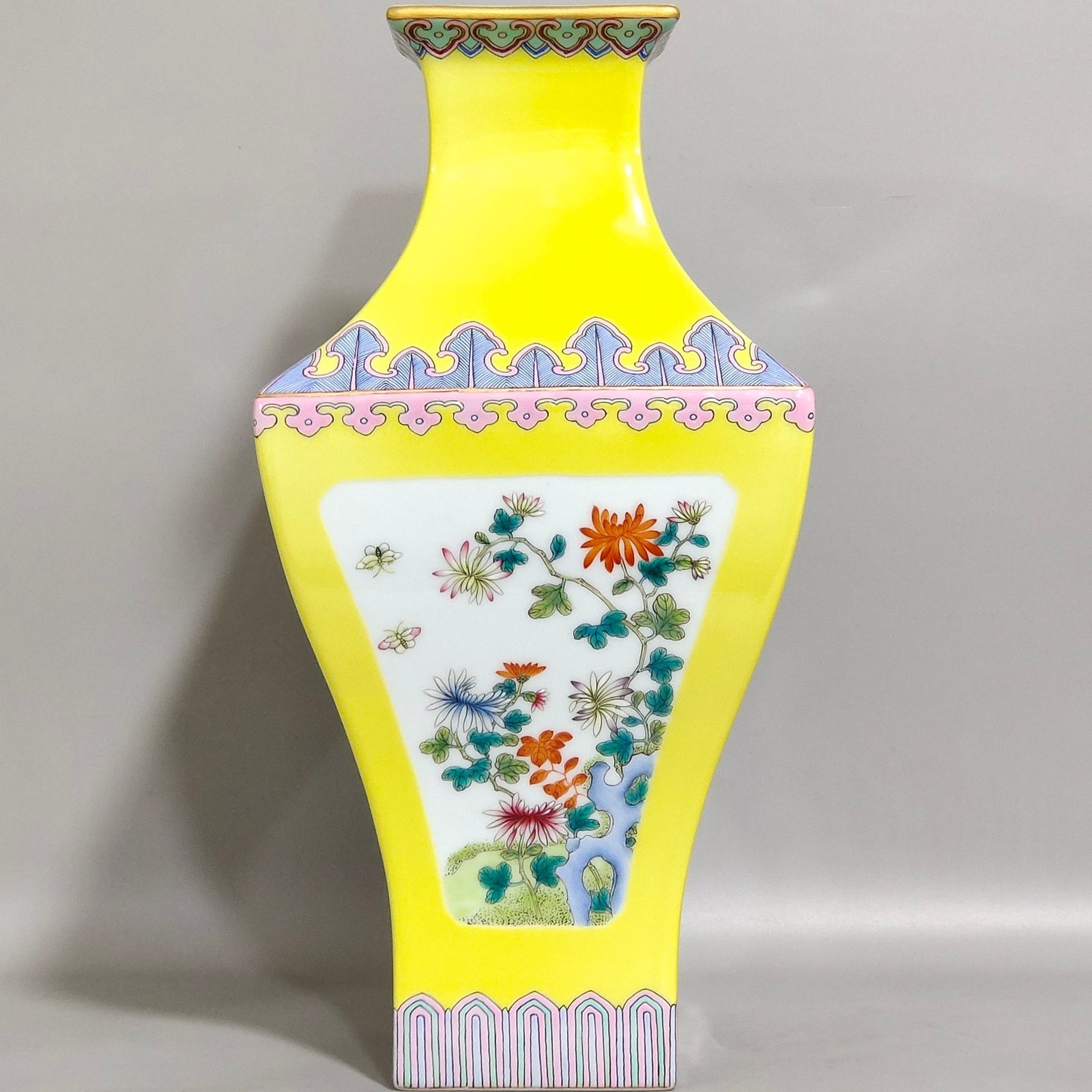 Qing Dynasty Yongzheng lemon yellow flower poem square vase