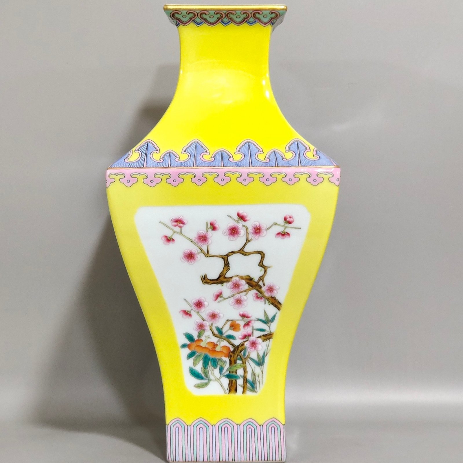 Qing Dynasty Yongzheng lemon yellow flower poem square vase
