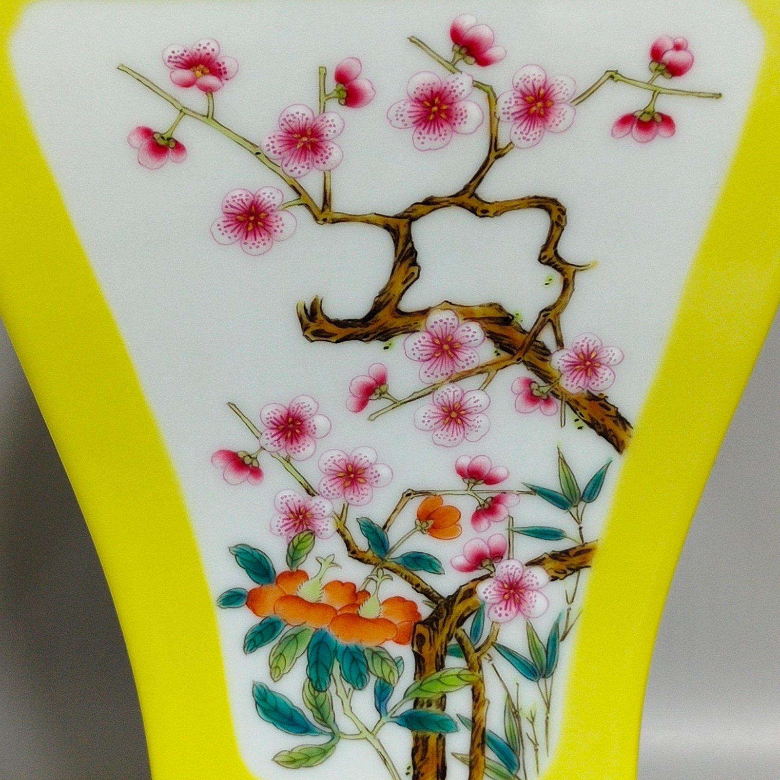 Qing Dynasty Yongzheng lemon yellow flower poem square vase