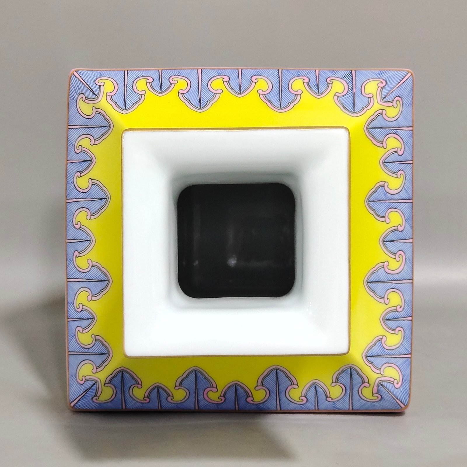 Qing Dynasty Yongzheng lemon yellow flower poem square vase