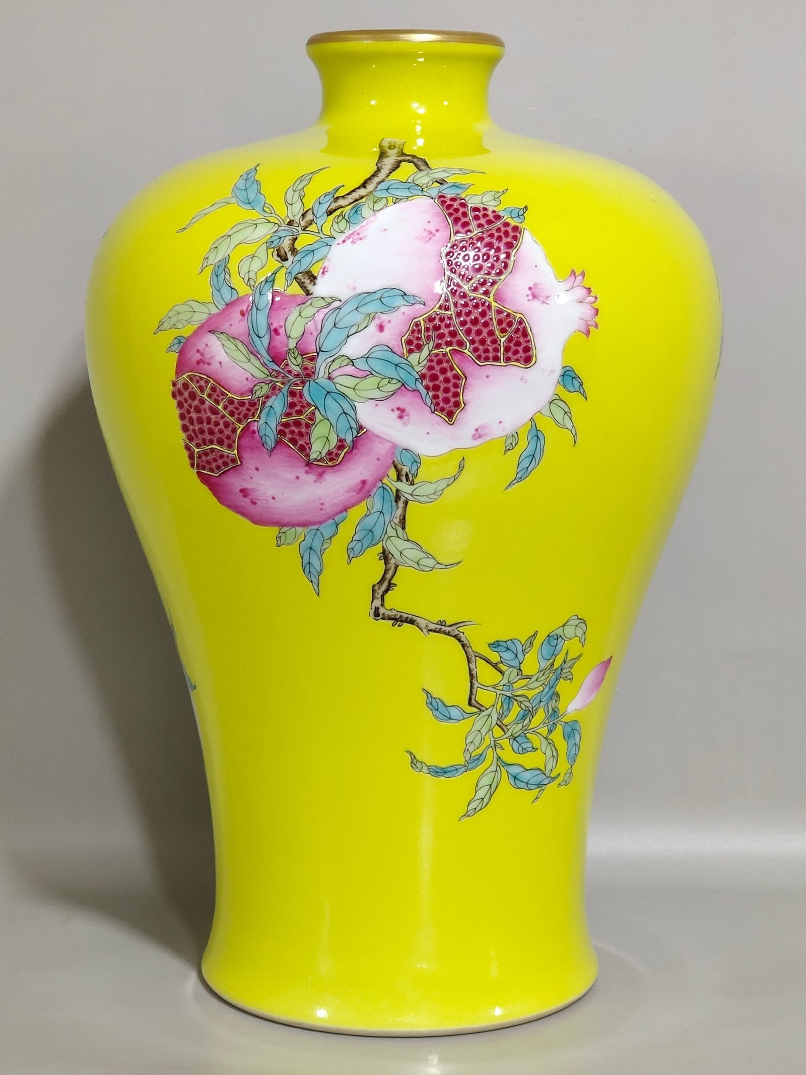 Qing Dynasty Yongzheng lemon yellow glazed Sanduomei vase