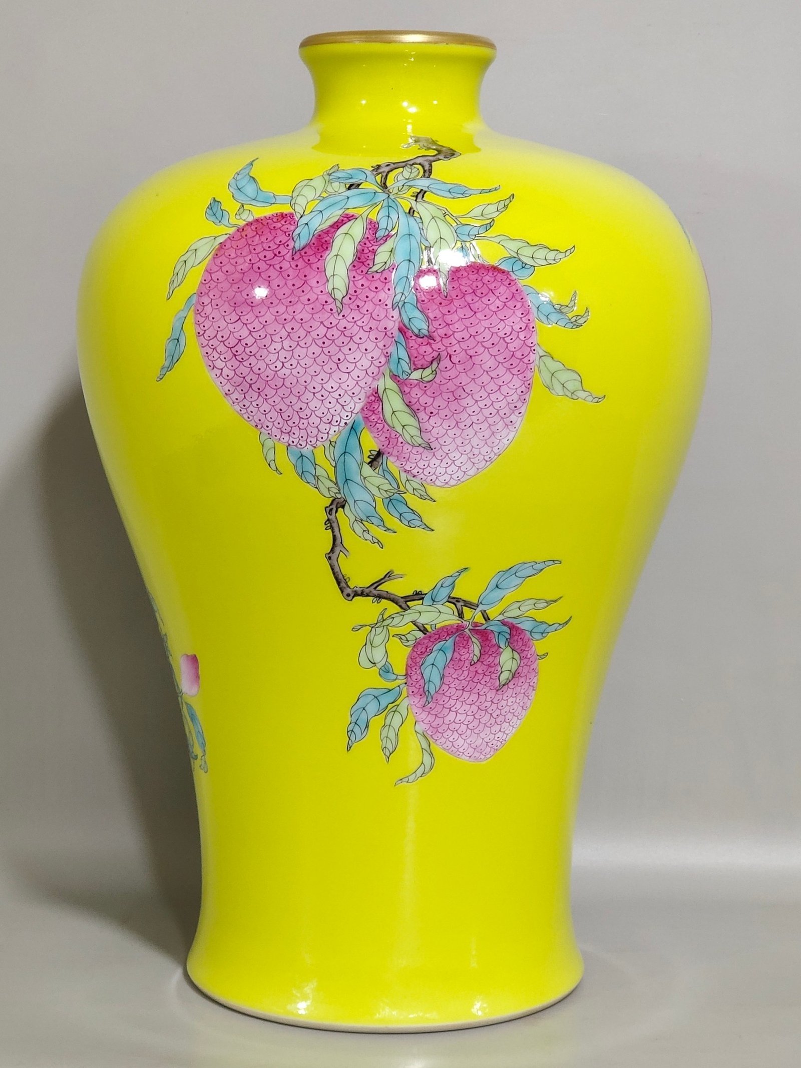 Qing Dynasty Yongzheng lemon yellow glazed Sanduomei vase