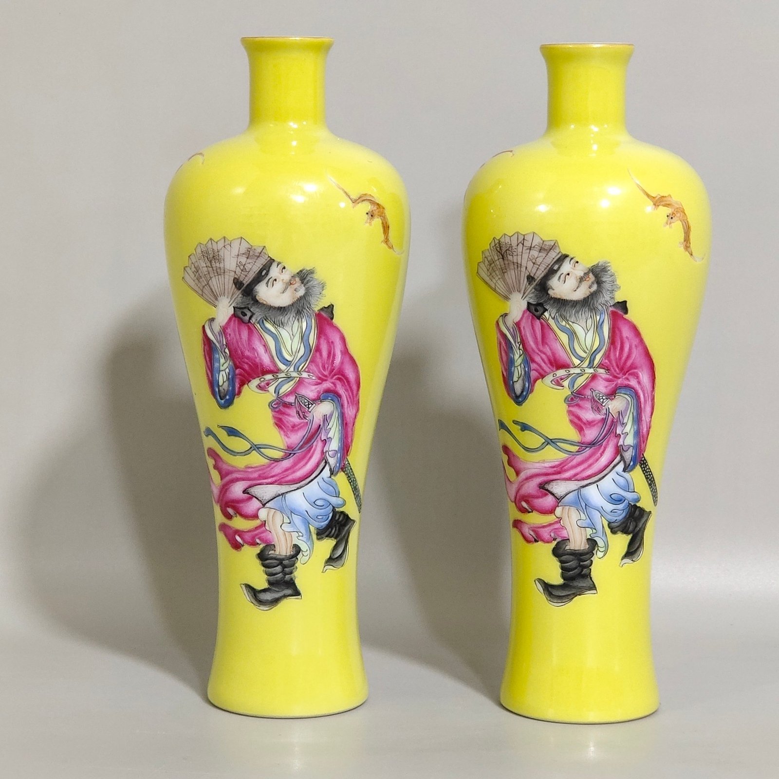 Qing Dynasty Yongzheng lemon yellow glaze figure plum vase