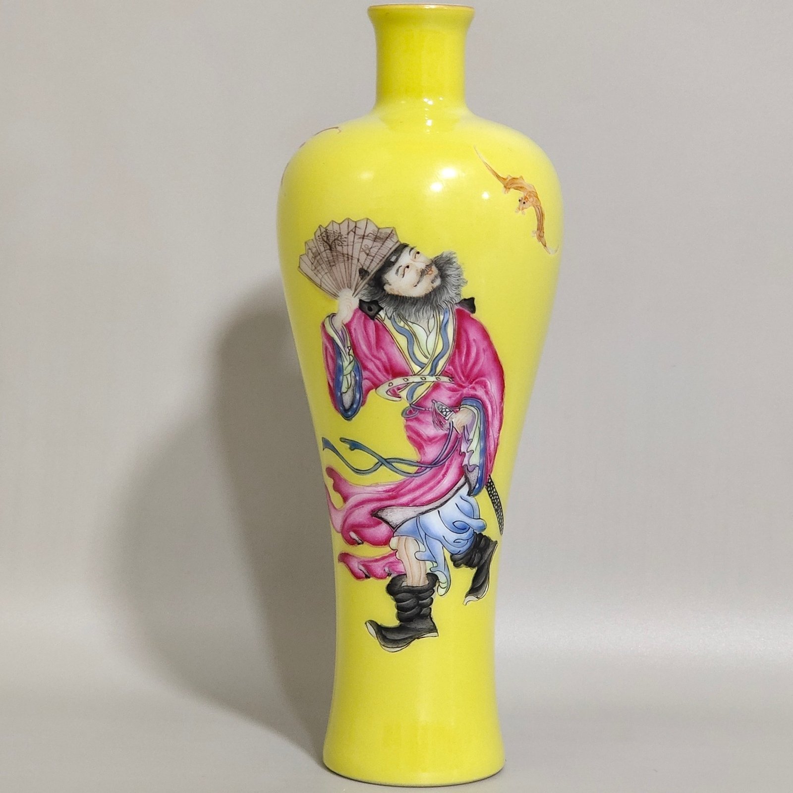 Qing Dynasty Yongzheng lemon yellow glaze figure plum vase
