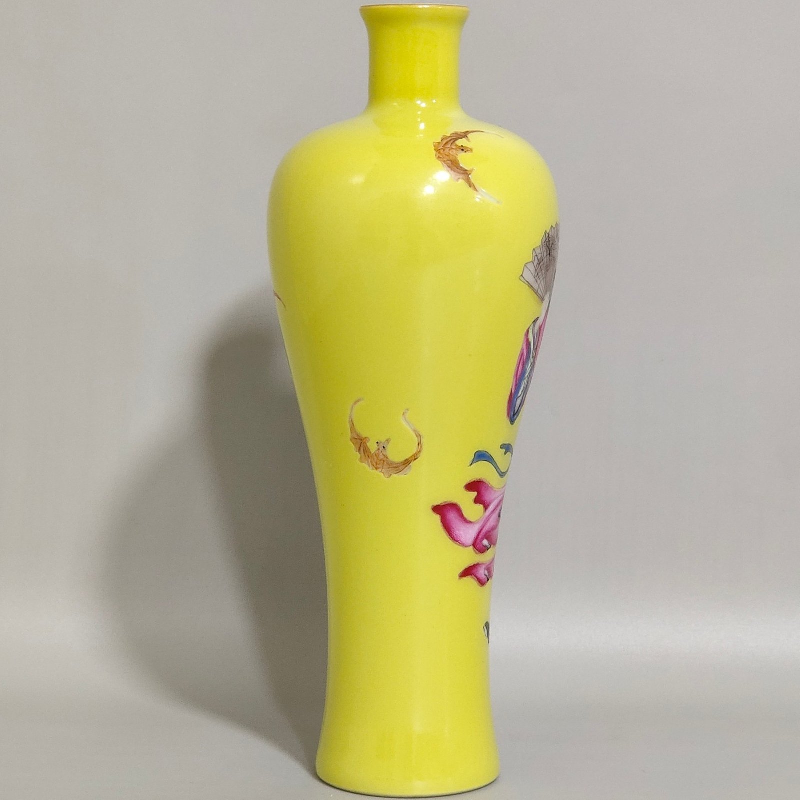 Qing Dynasty Yongzheng lemon yellow glaze figure plum vase