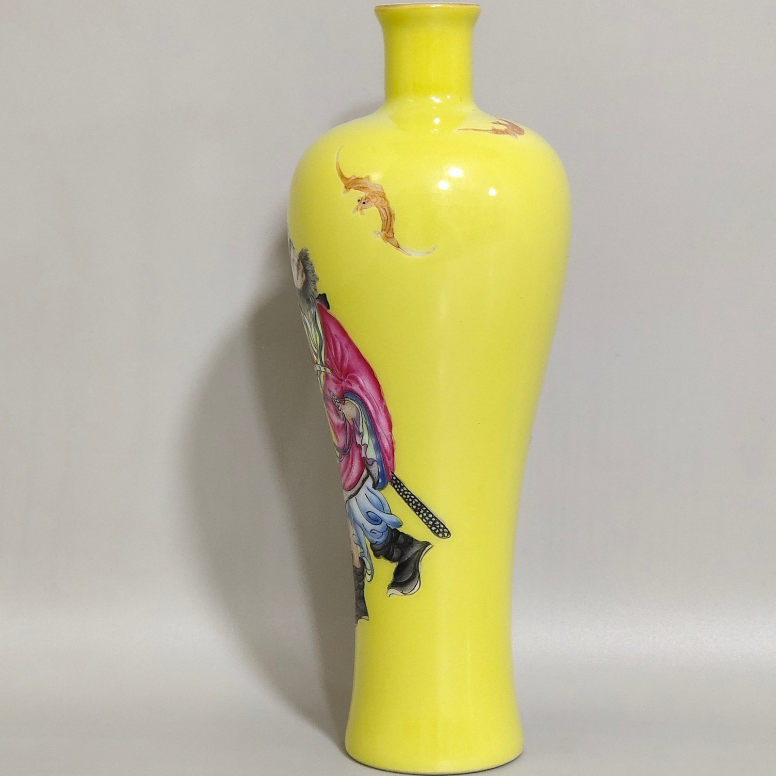 Qing Dynasty Yongzheng lemon yellow glaze figure plum vase