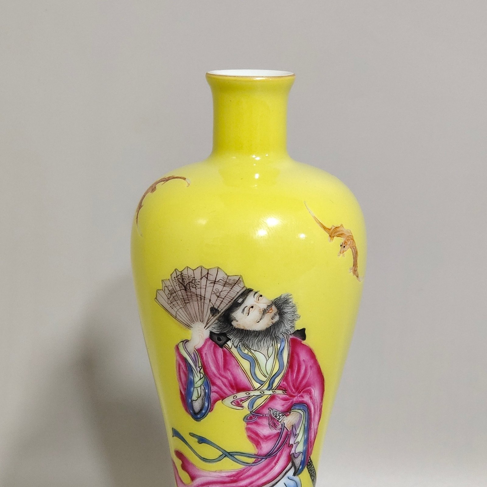 Qing Dynasty Yongzheng lemon yellow glaze figure plum vase