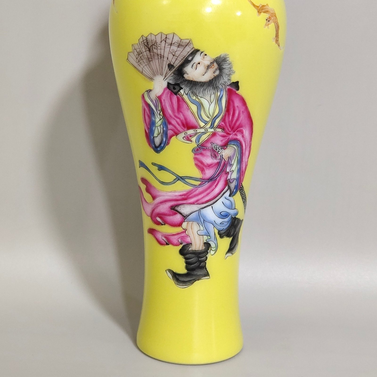 Qing Dynasty Yongzheng lemon yellow glaze figure plum vase