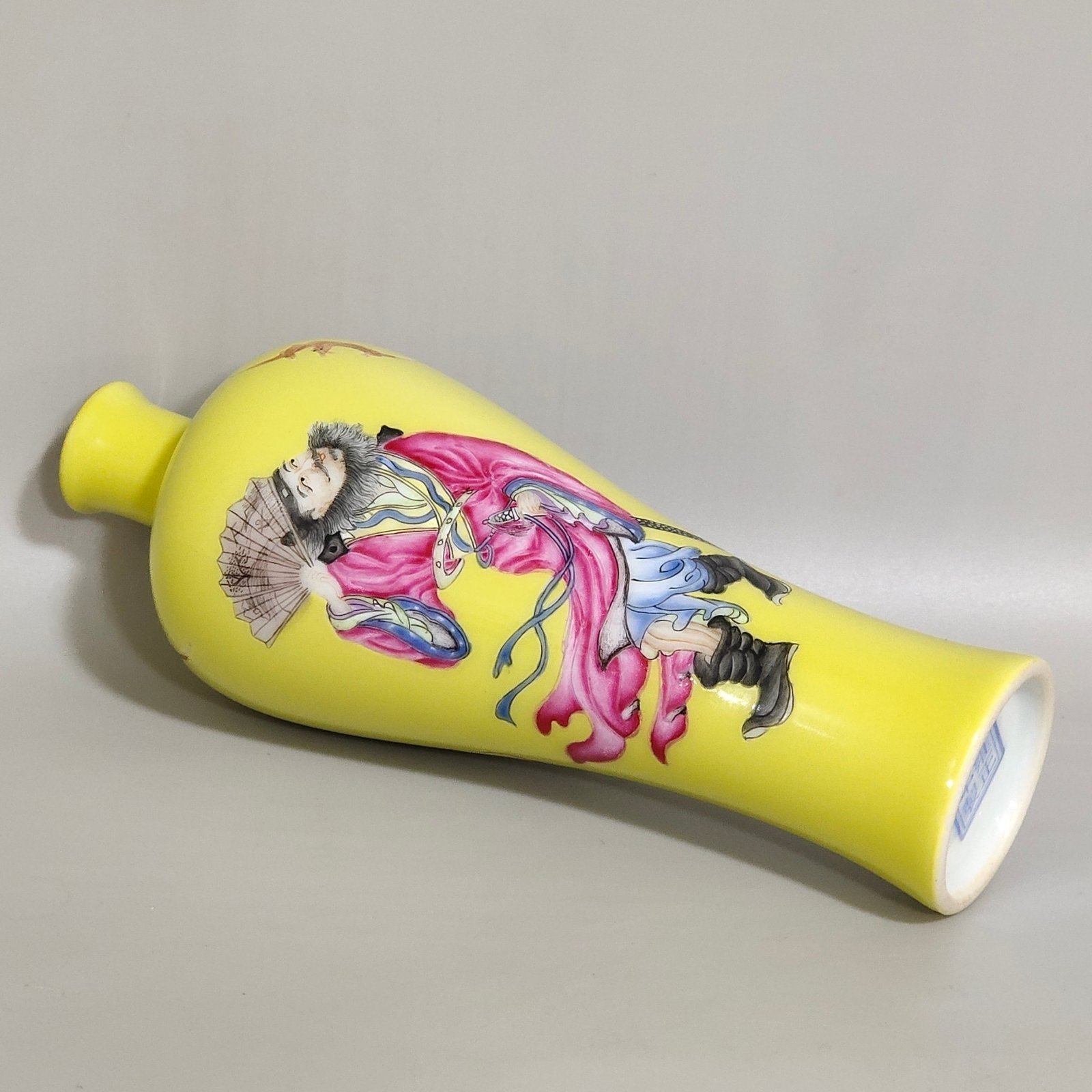 Qing Dynasty Yongzheng lemon yellow glaze figure plum vase