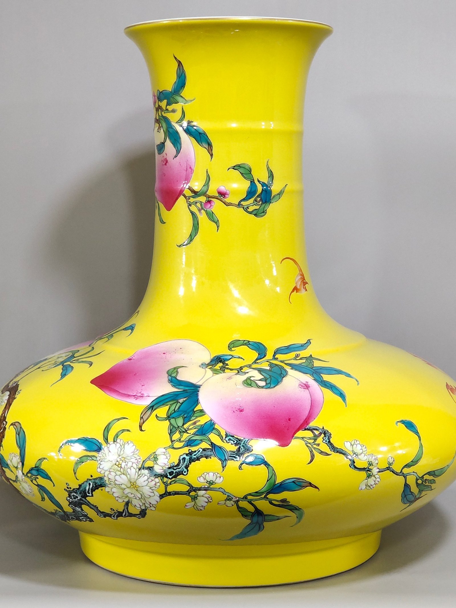 Qing Dynasty Yongzheng lemon yellow glaze eight peach flat belly vase