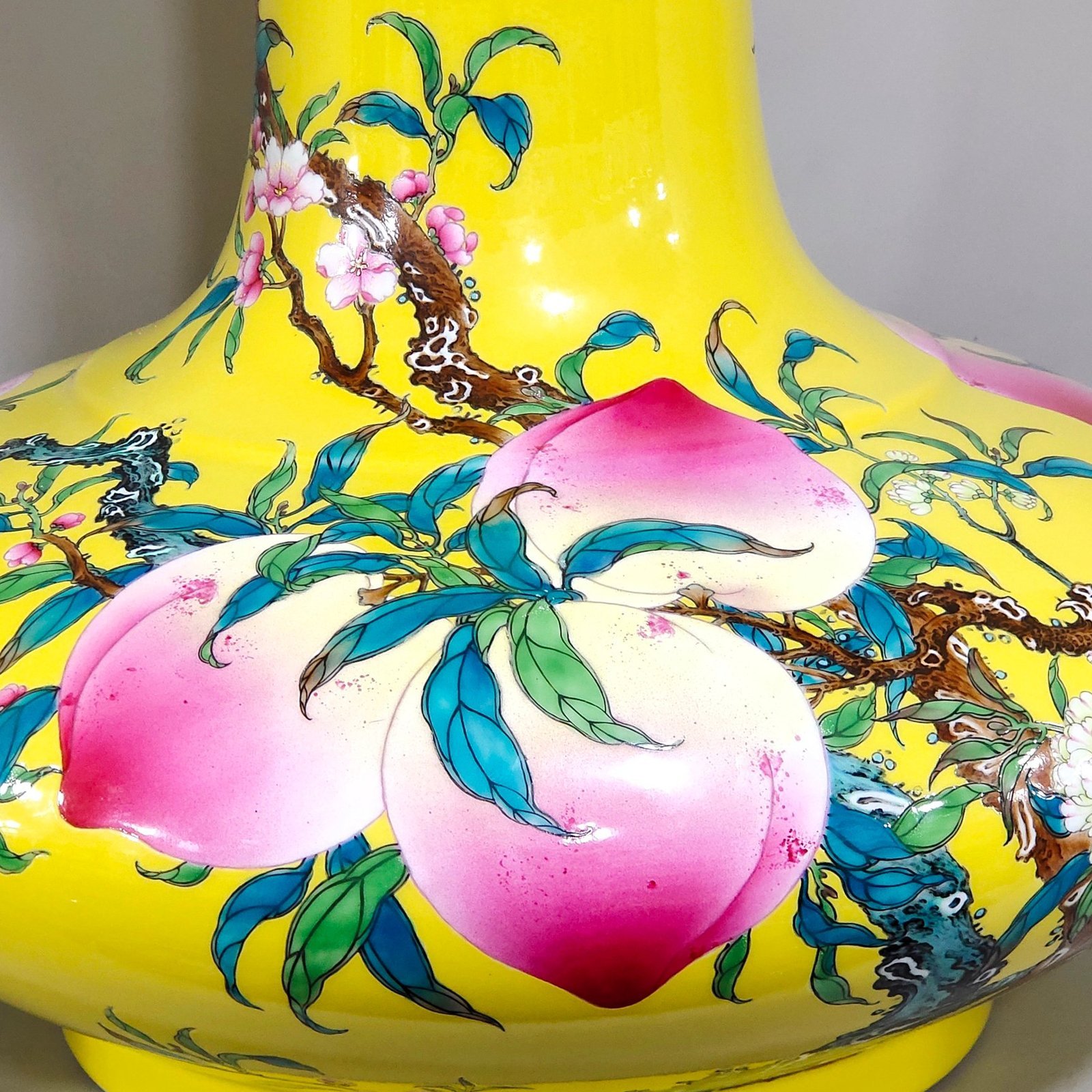 Qing Dynasty Yongzheng lemon yellow glaze eight peach flat belly vase