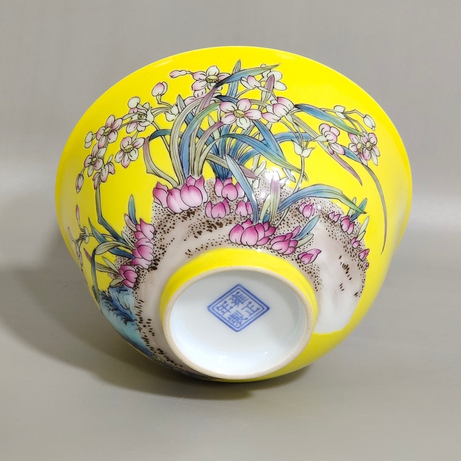 Qing Dynasty Yongzheng lemon yellow glaze cup with twelve flower gods painted inside