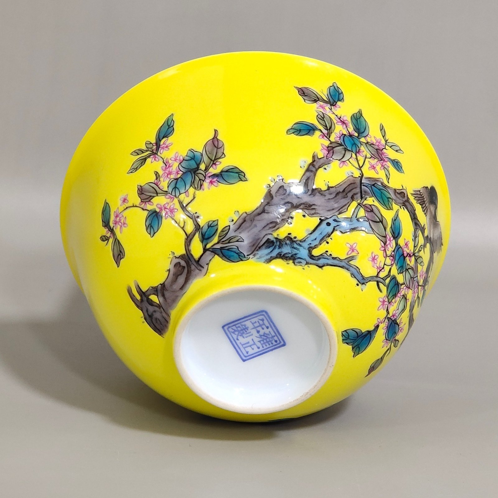 Qing Dynasty Yongzheng lemon yellow glaze cup with twelve flower gods painted inside