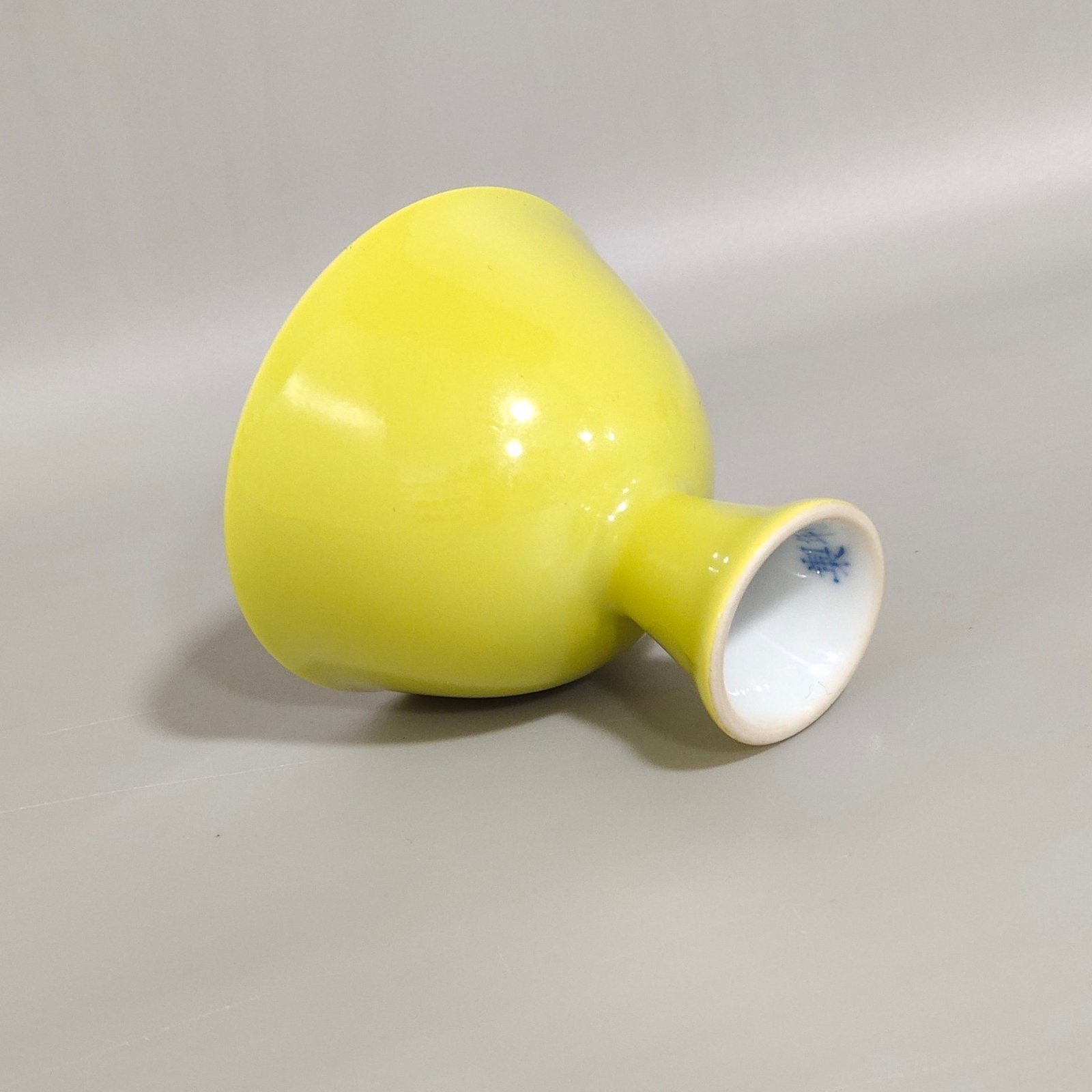 Qing Dynasty Yongzheng lemon yellow glaze goblet with lotus and kingfisher inside