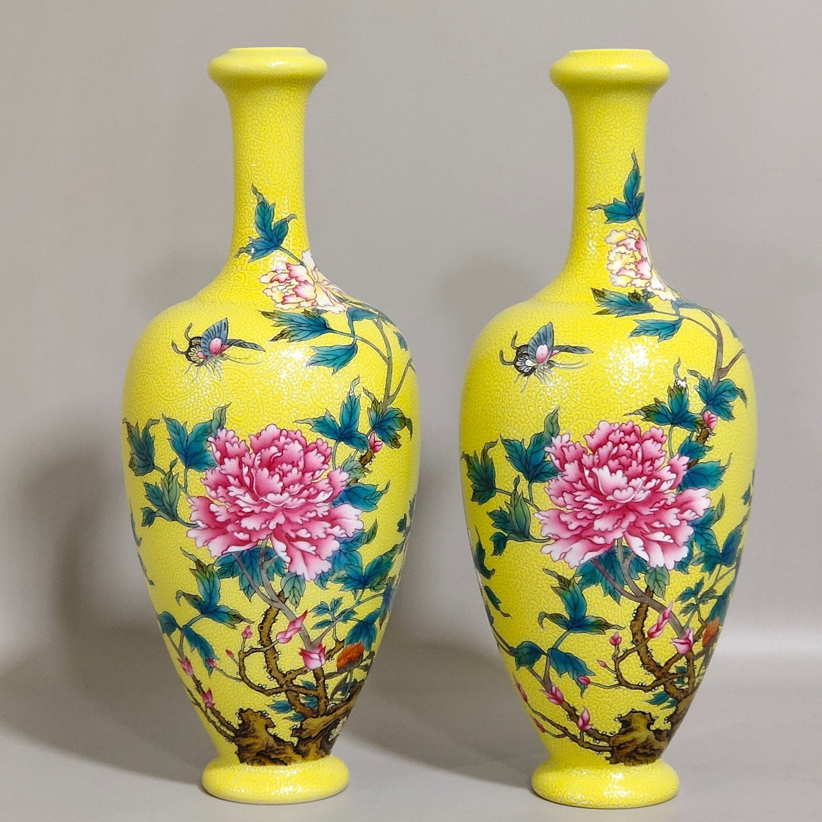 Qing Dynasty Yongzheng lemon yellow glaze peony flower garlic vase