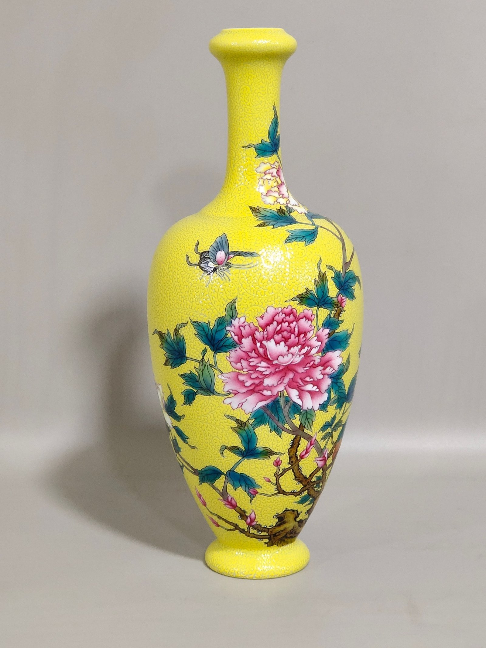 Qing Dynasty Yongzheng lemon yellow glaze peony flower garlic vase