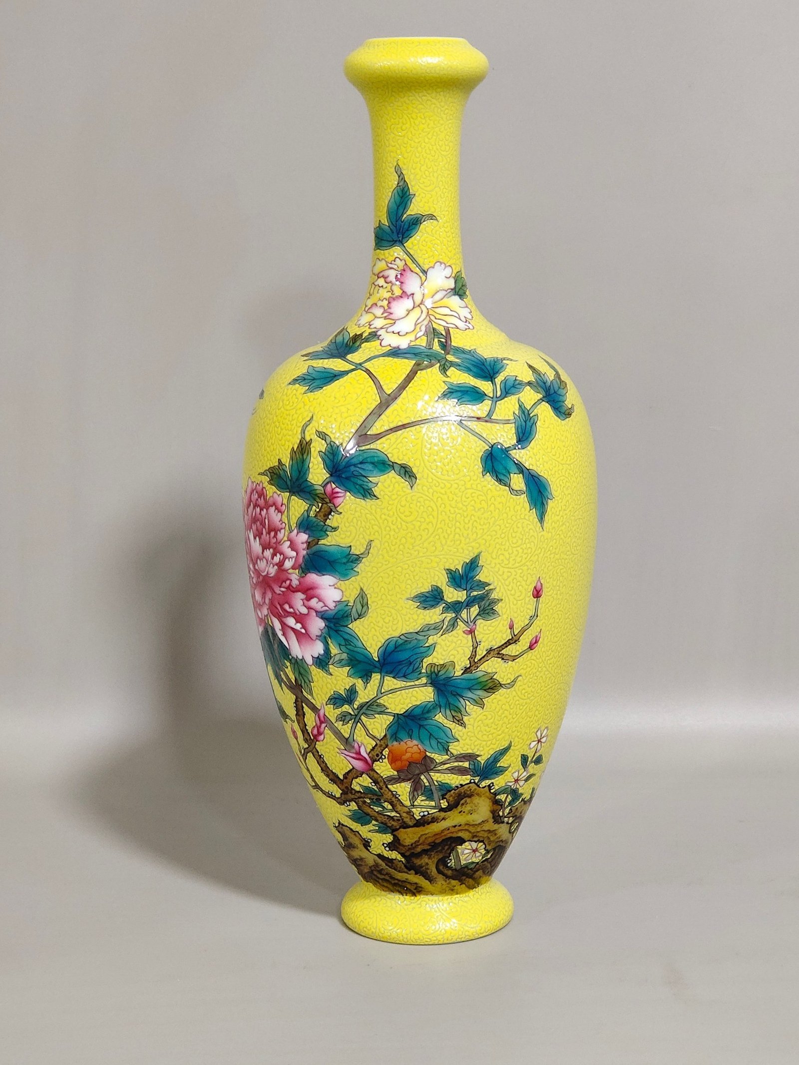 Qing Dynasty Yongzheng lemon yellow glaze peony flower garlic vase