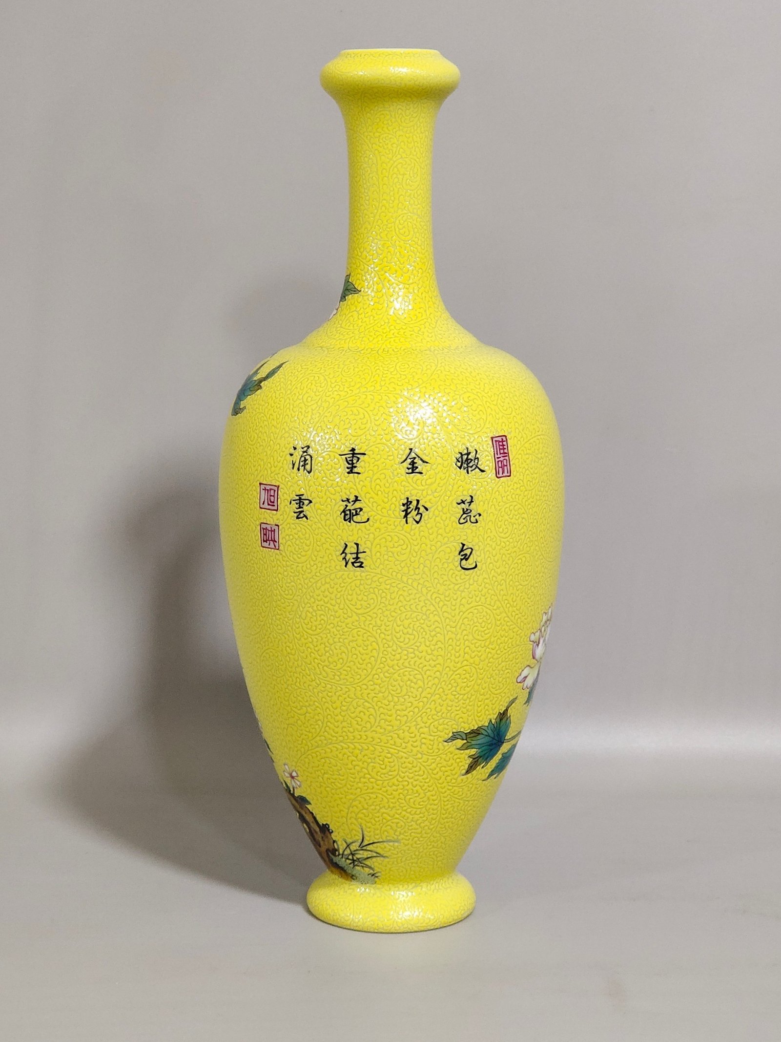 Qing Dynasty Yongzheng lemon yellow glaze peony flower garlic vase