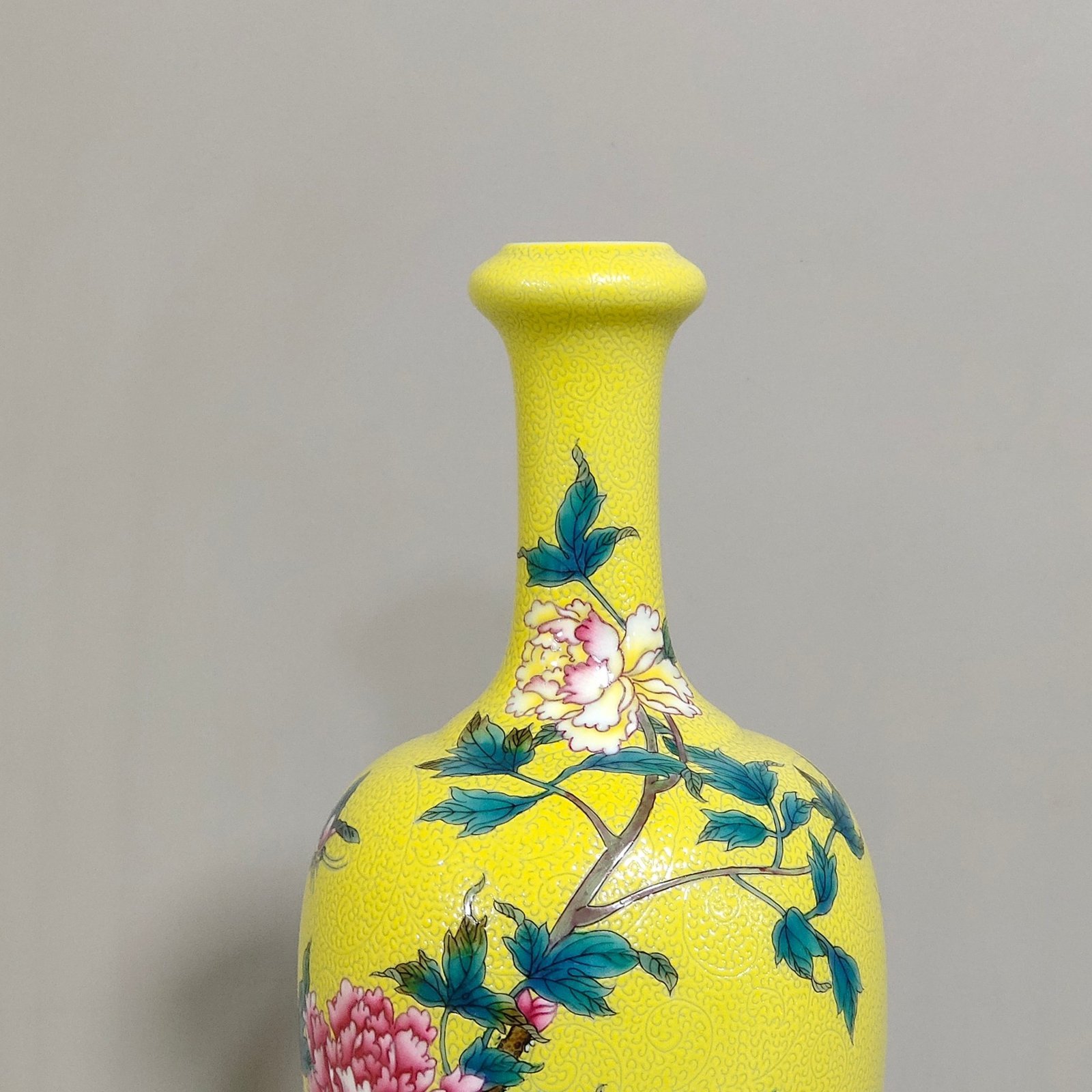 Qing Dynasty Yongzheng lemon yellow glaze peony flower garlic vase