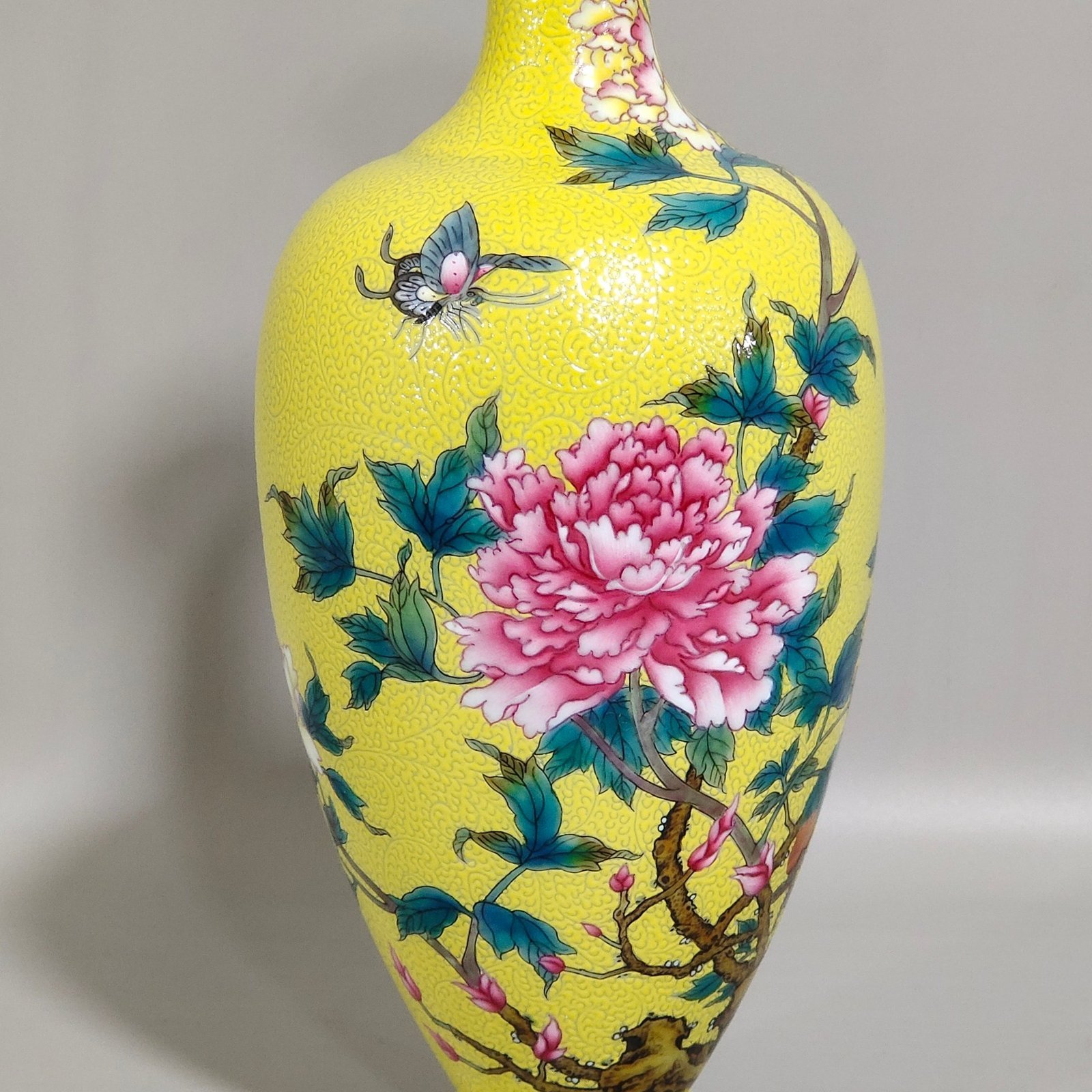 Qing Dynasty Yongzheng lemon yellow glaze peony flower garlic vase