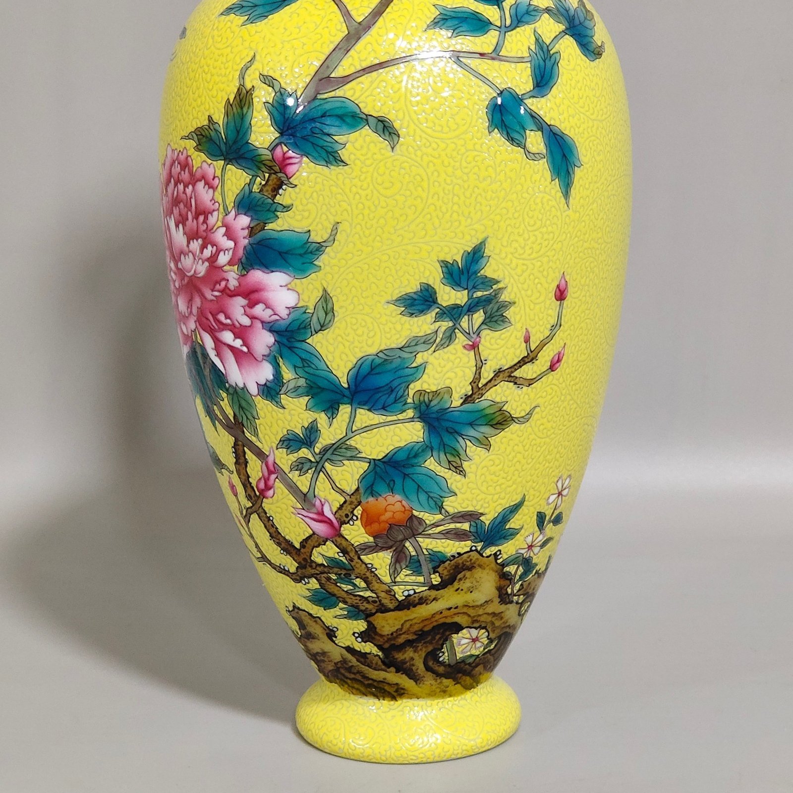 Qing Dynasty Yongzheng lemon yellow glaze peony flower garlic vase