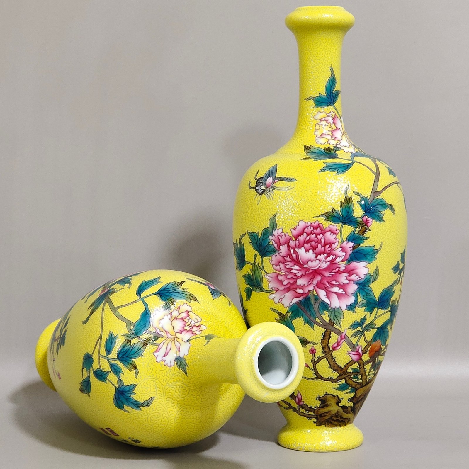 Qing Dynasty Yongzheng lemon yellow glaze peony flower garlic vase