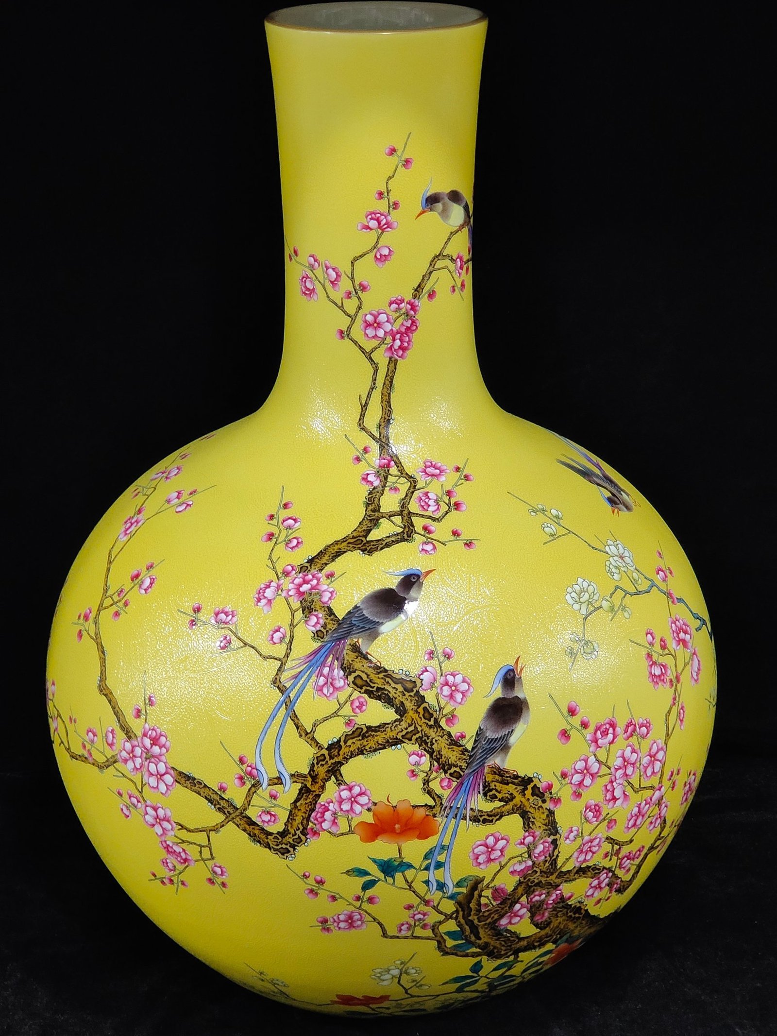 Qing Dynasty Yongzheng lemon yellow glazed flower and bird celestial sphere vase