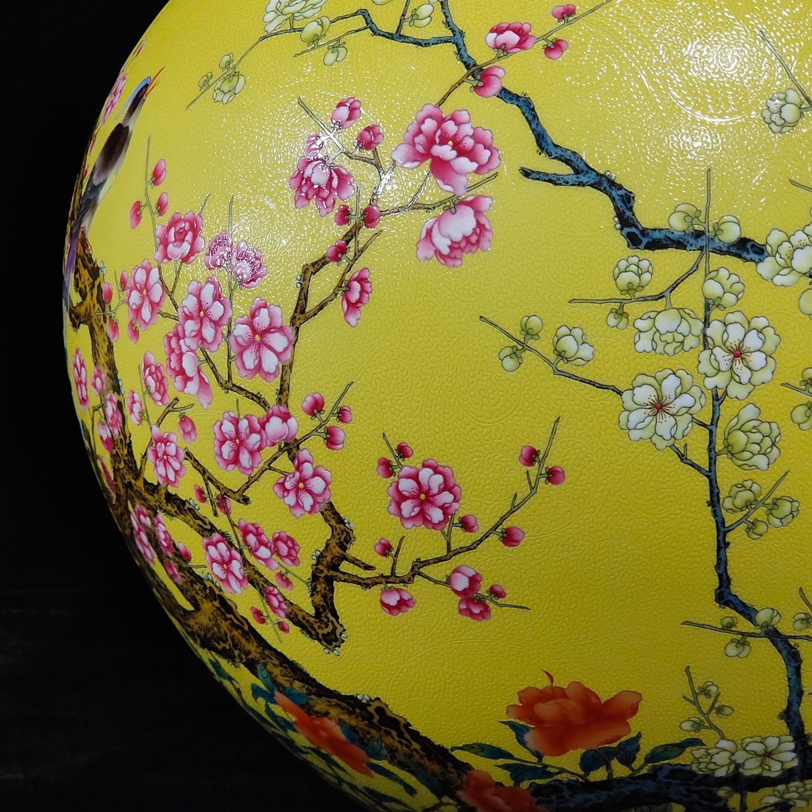 Qing Dynasty Yongzheng lemon yellow glazed flower and bird celestial sphere vase
