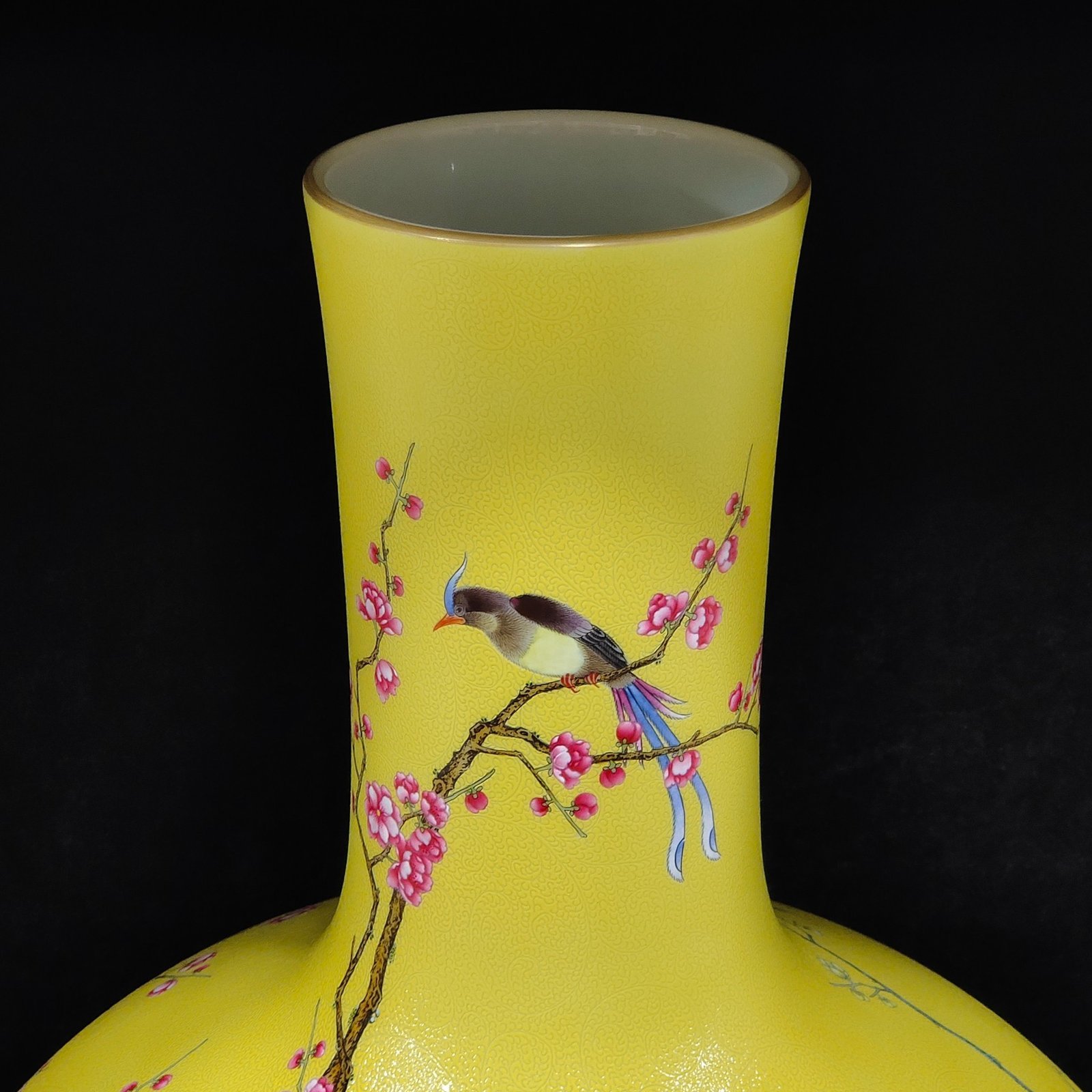 Qing Dynasty Yongzheng lemon yellow glazed flower and bird celestial sphere vase