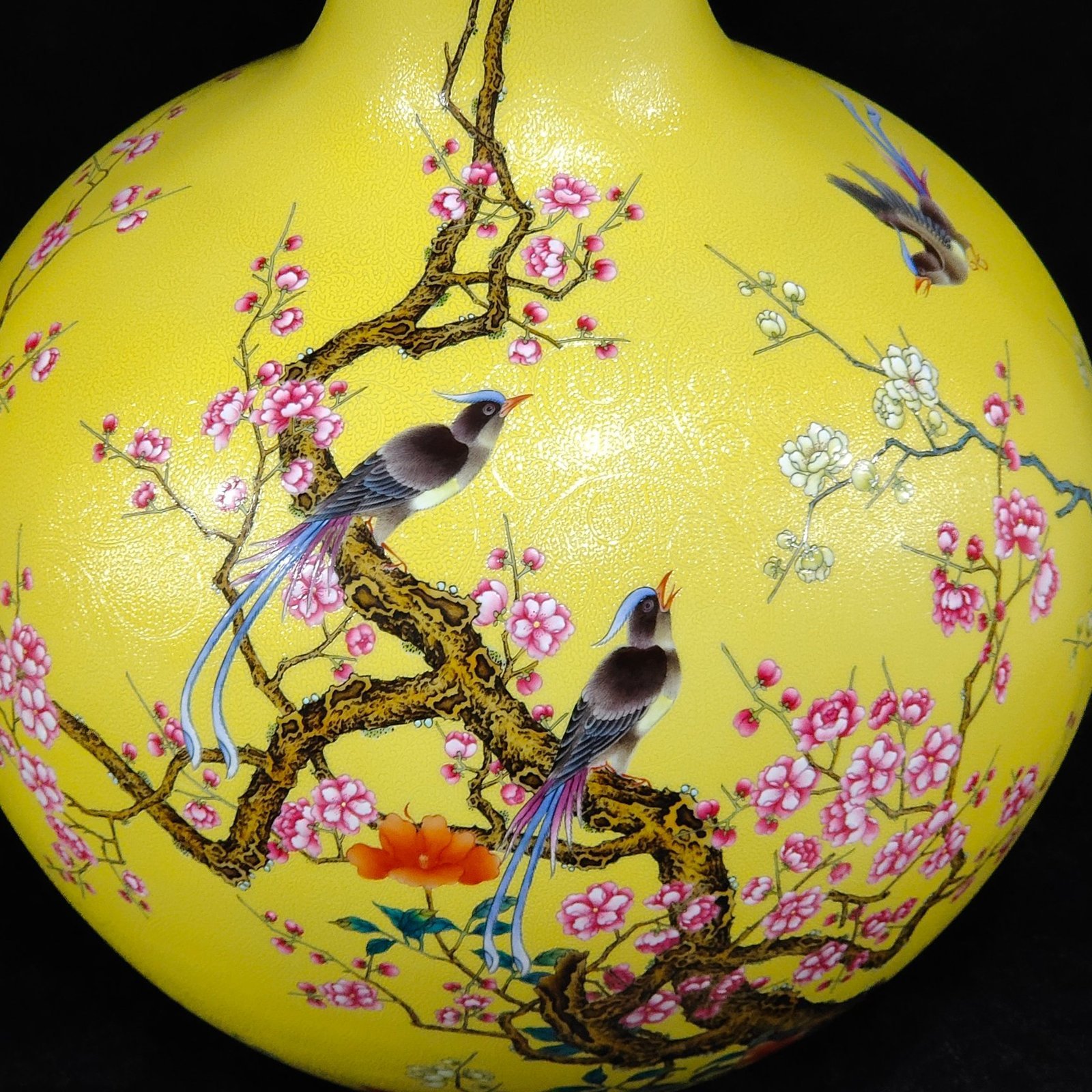 Qing Dynasty Yongzheng lemon yellow glazed flower and bird celestial sphere vase