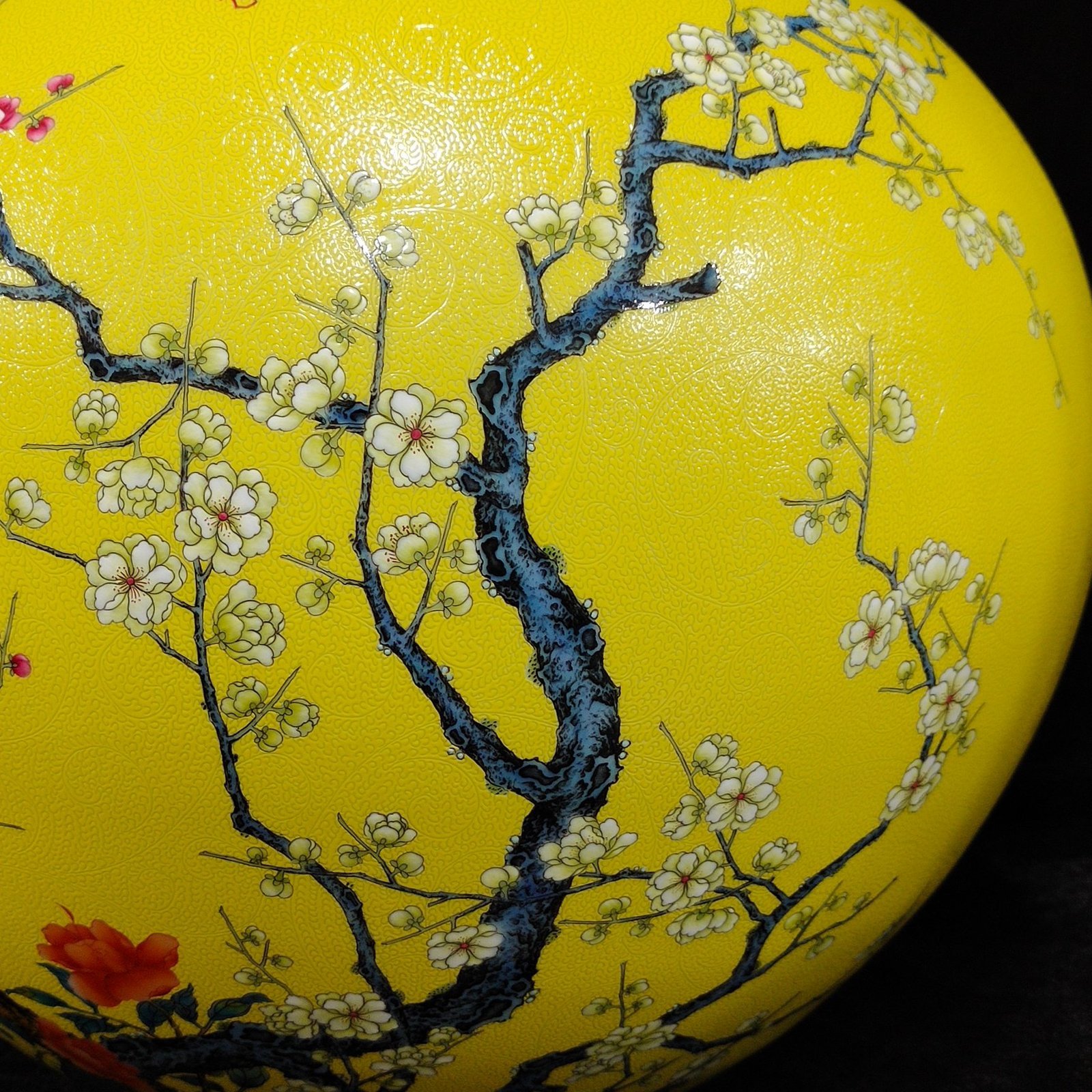 Qing Dynasty Yongzheng lemon yellow glazed flower and bird celestial sphere vase