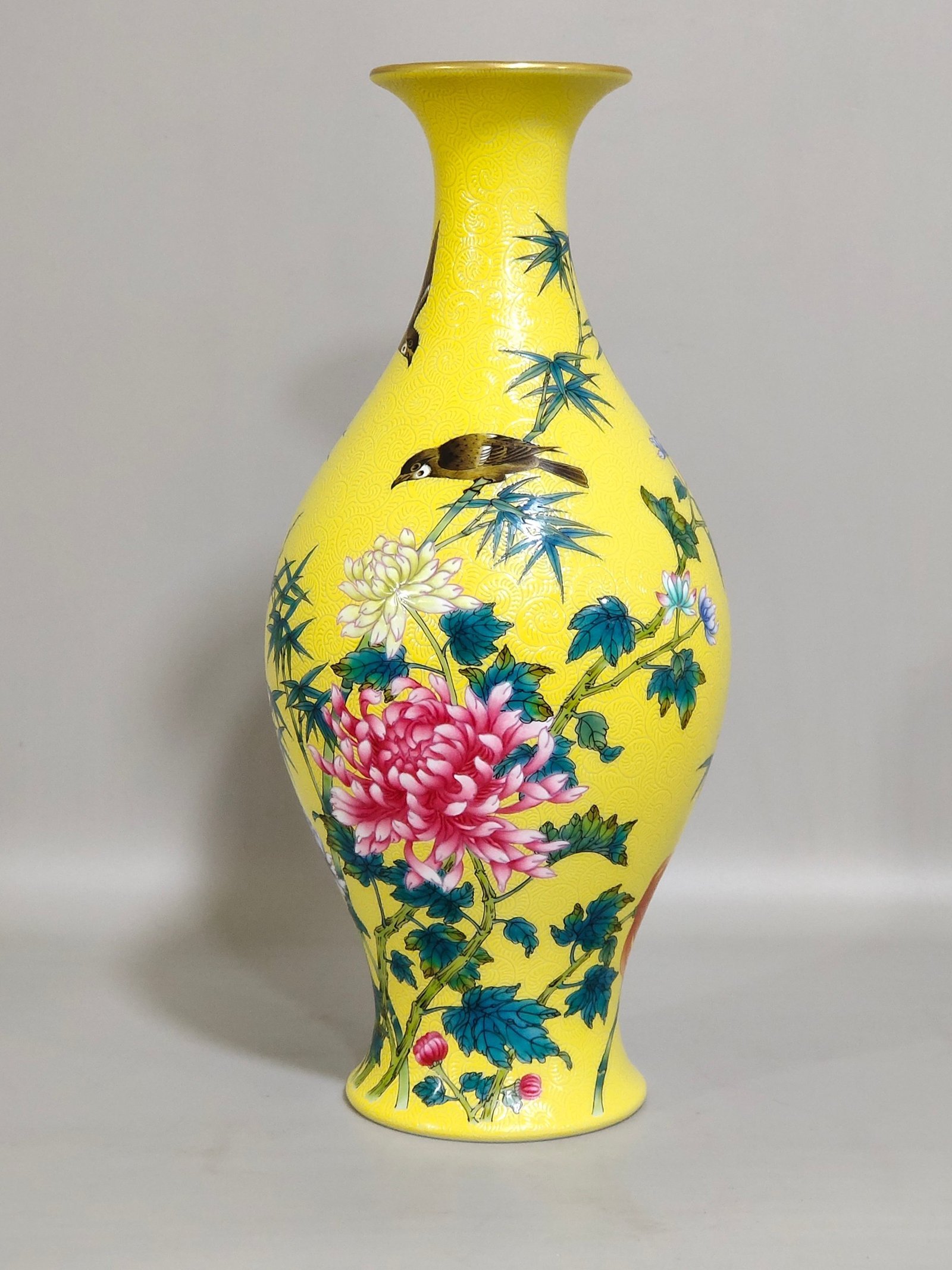 Qing Dynasty Yongzheng lemon yellow glazed flower and bird olive vase