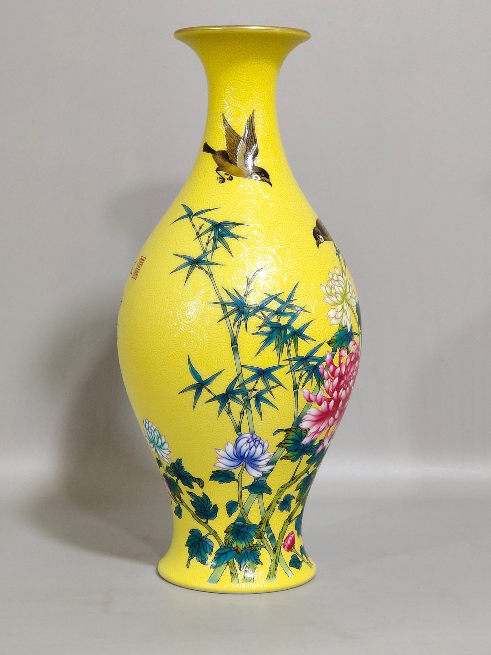 Qing Dynasty Yongzheng lemon yellow glazed flower and bird olive vase