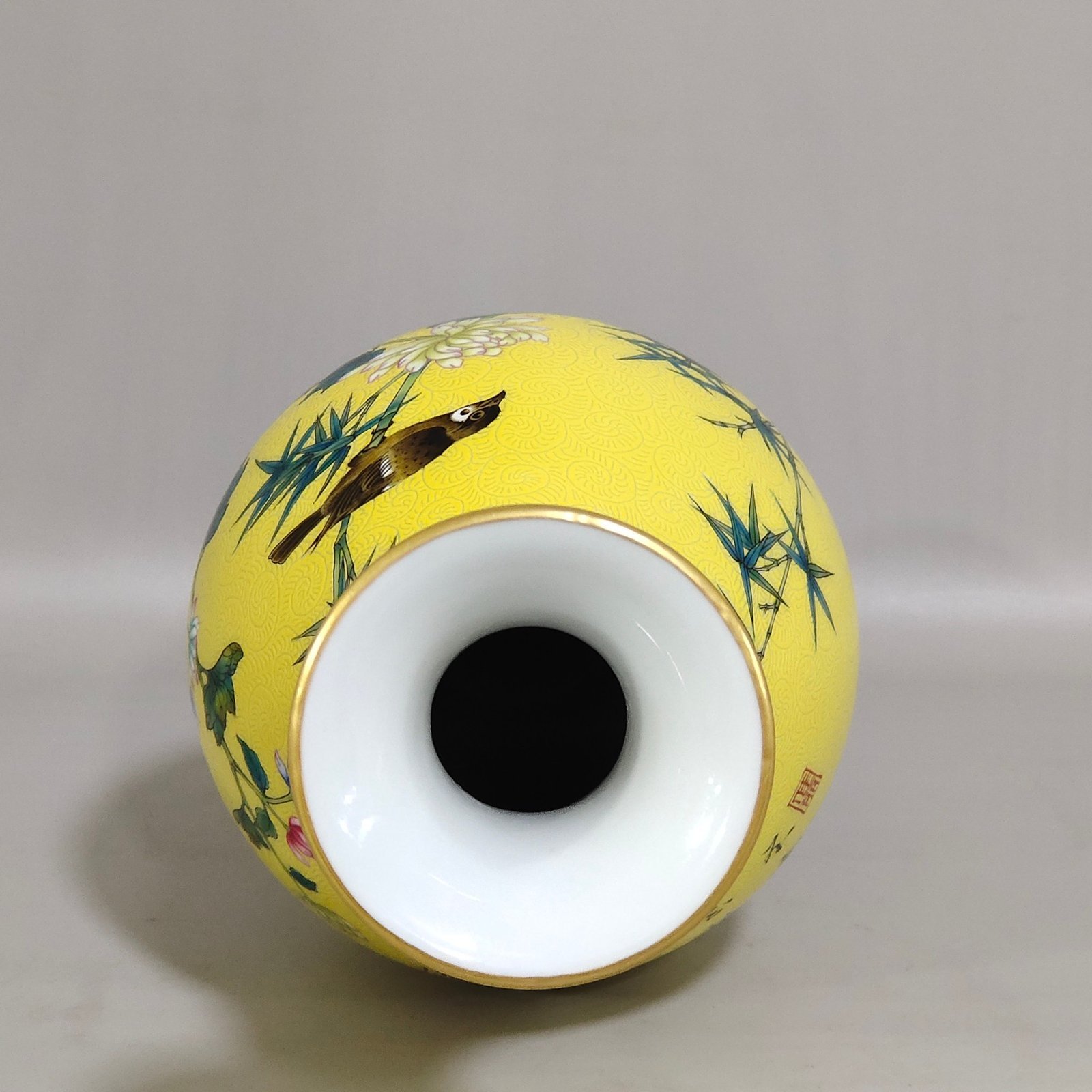 Qing Dynasty Yongzheng lemon yellow glazed flower and bird olive vase