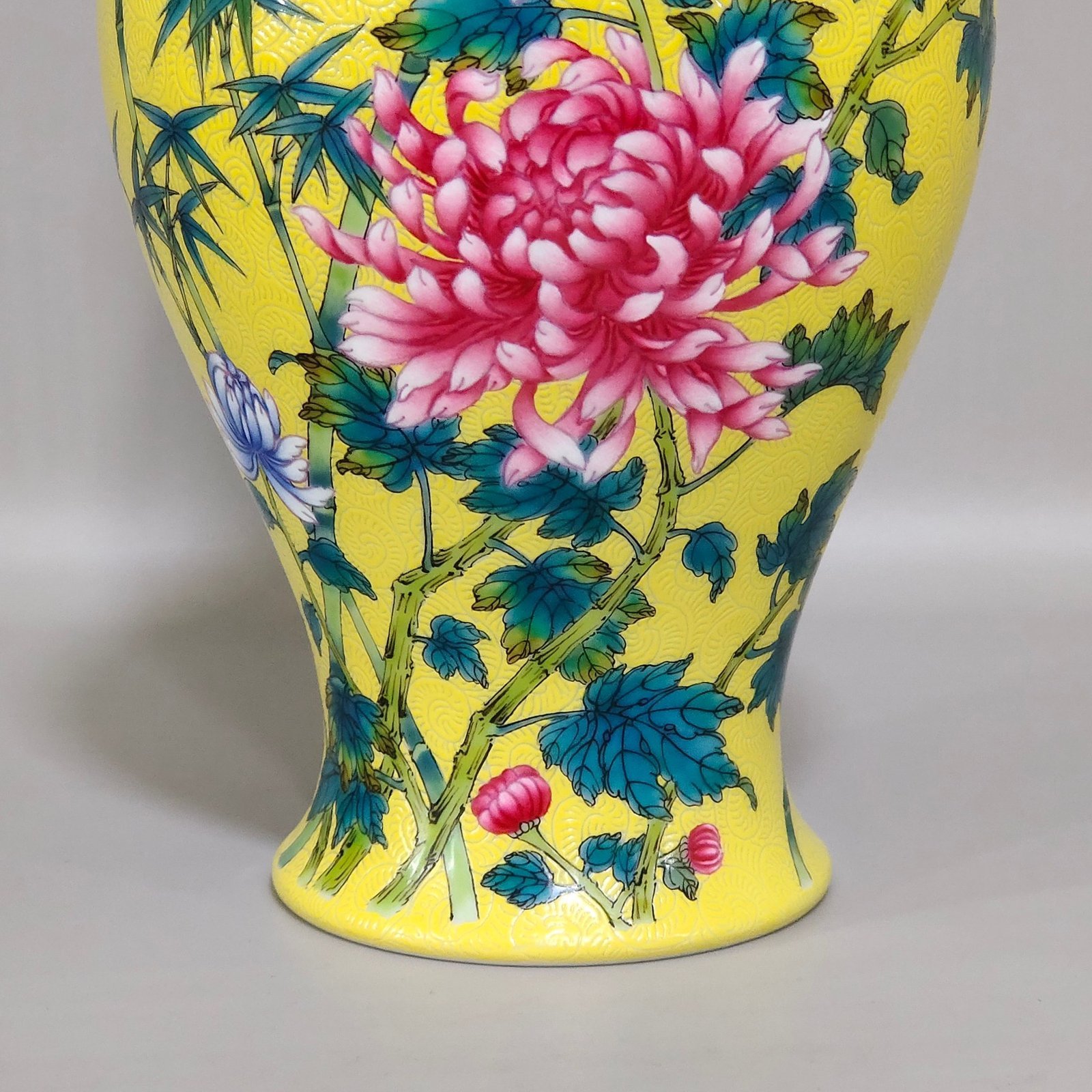 Qing Dynasty Yongzheng lemon yellow glazed flower and bird olive vase