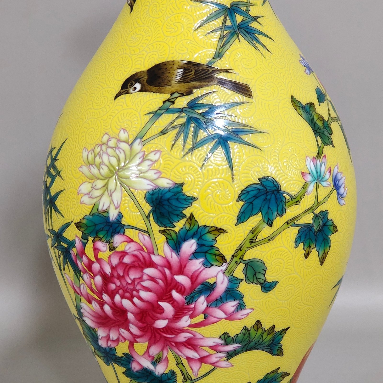 Qing Dynasty Yongzheng lemon yellow glazed flower and bird olive vase