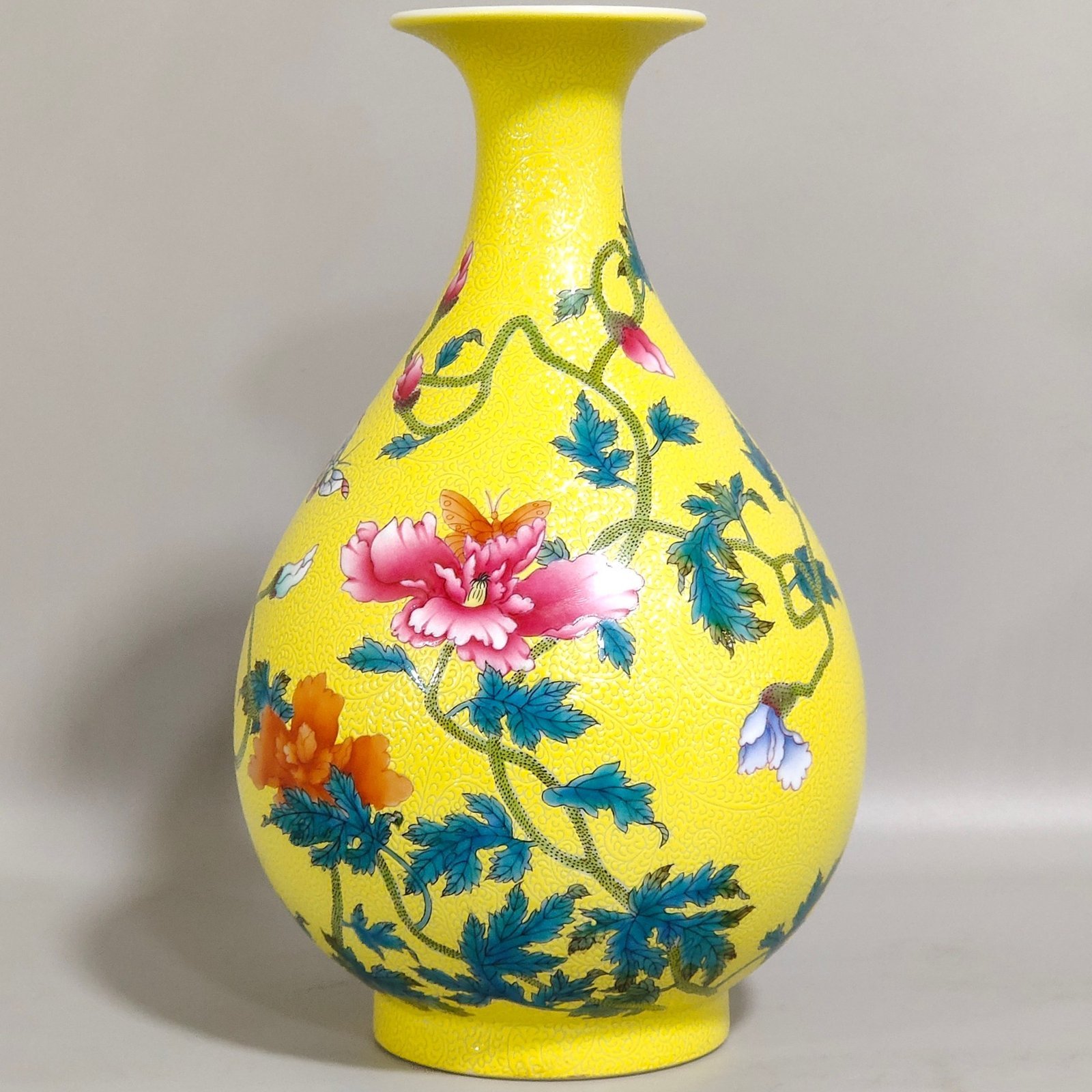 Qing Dynasty Yongzheng lemon yellow glazed poppy jade pot spring vase