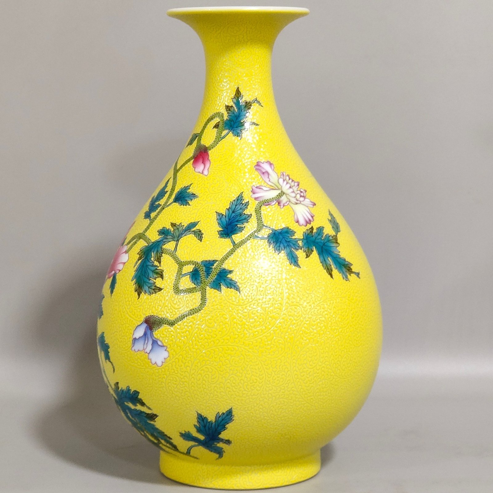 Qing Dynasty Yongzheng lemon yellow glazed poppy jade pot spring vase