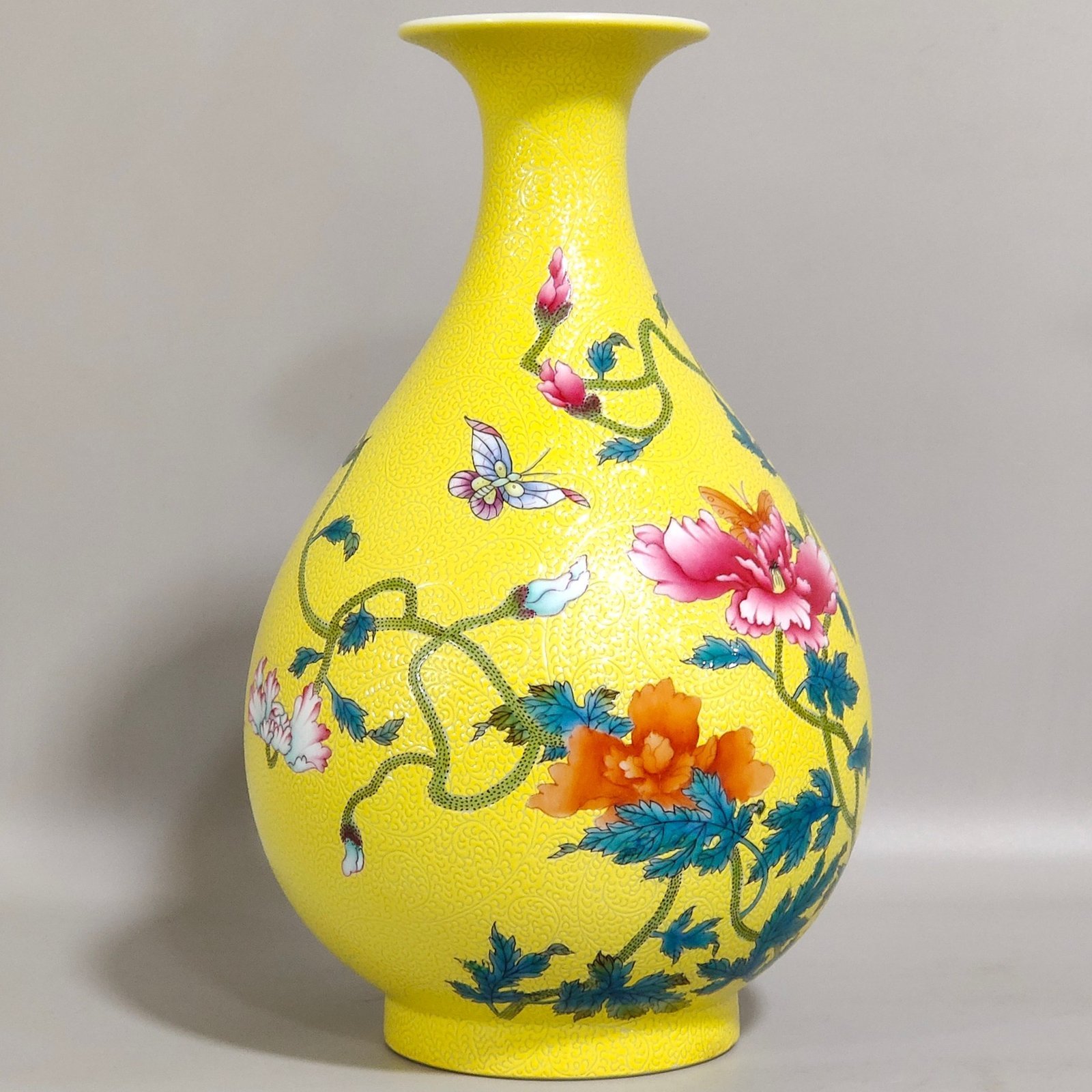 Qing Dynasty Yongzheng lemon yellow glazed poppy jade pot spring vase