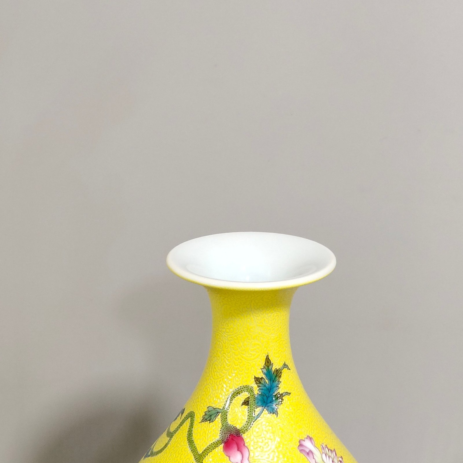 Qing Dynasty Yongzheng lemon yellow glazed poppy jade pot spring vase