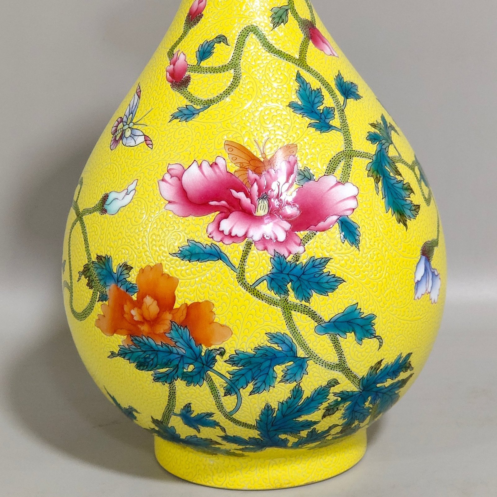 Qing Dynasty Yongzheng lemon yellow glazed poppy jade pot spring vase