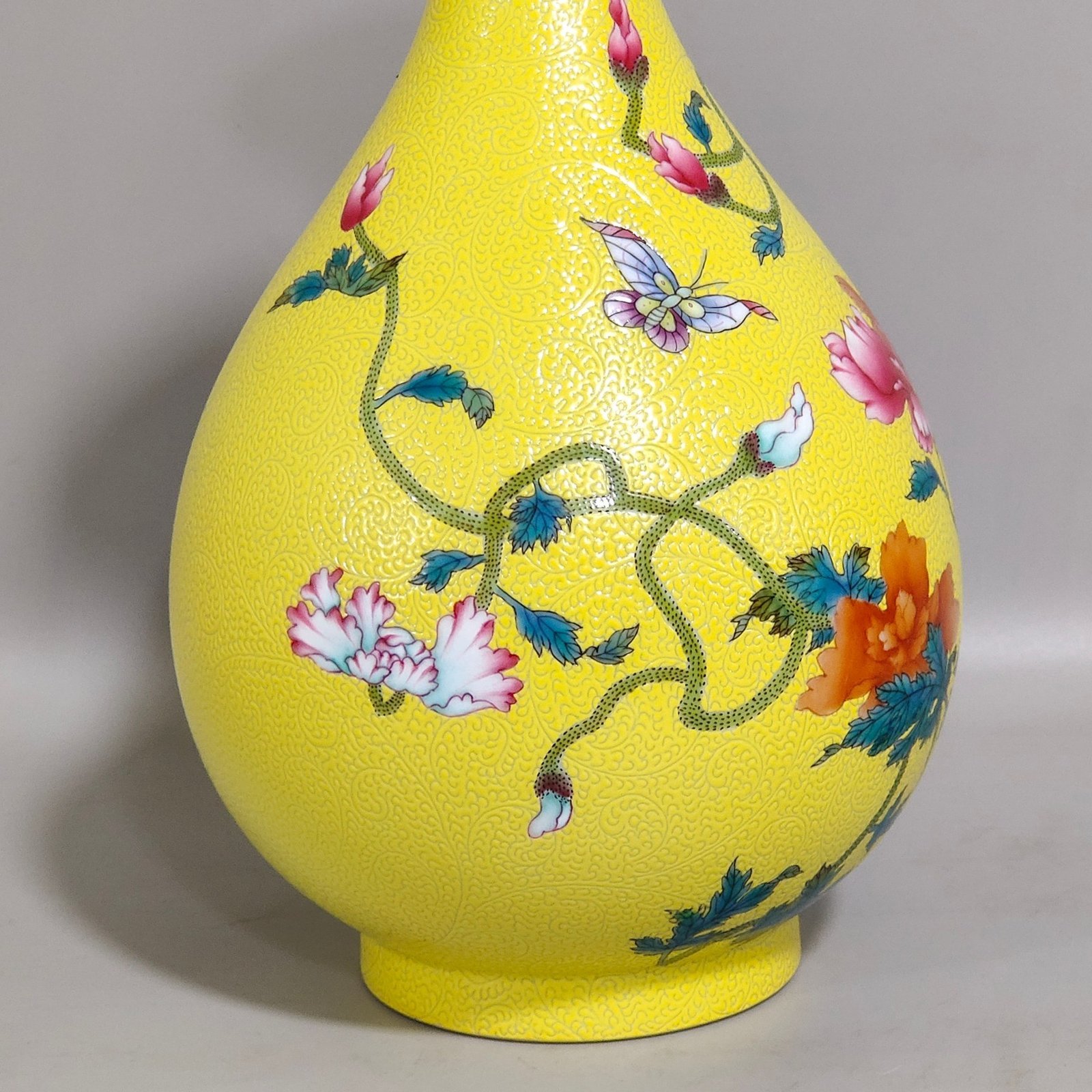 Qing Dynasty Yongzheng lemon yellow glazed poppy jade pot spring vase